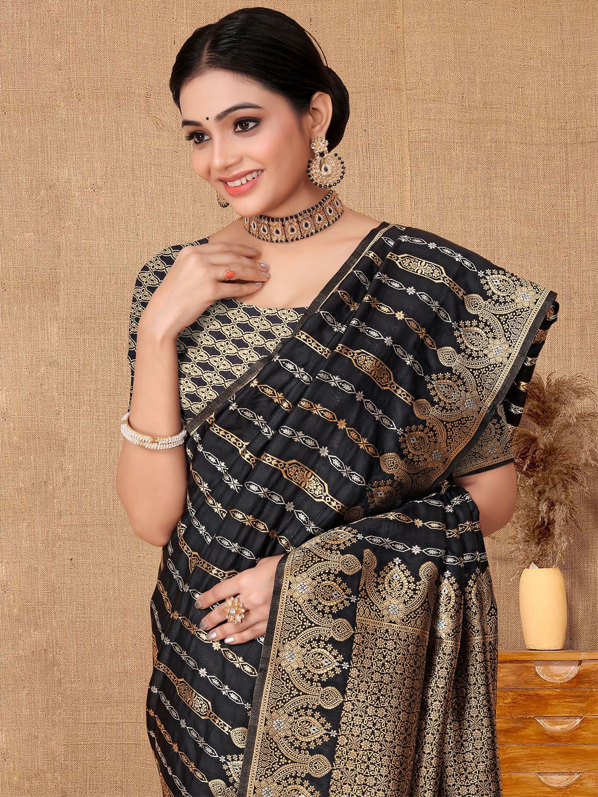 Odette Black Woven Banarasi Silk Saree With Unstitched Blouse For Women - Image 4