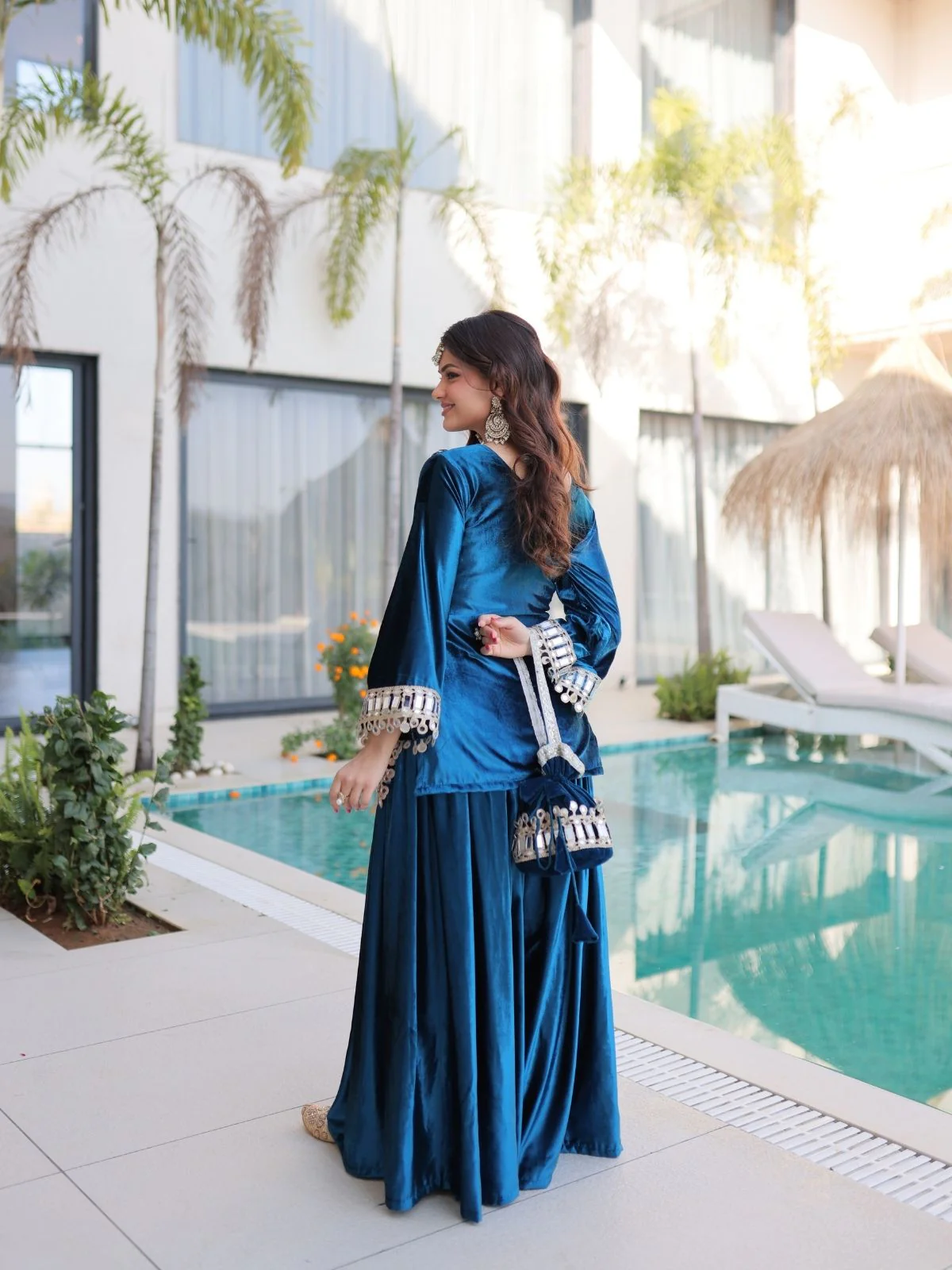 Odette Blue Velvet Solid Kurta Set For Women - Image 3