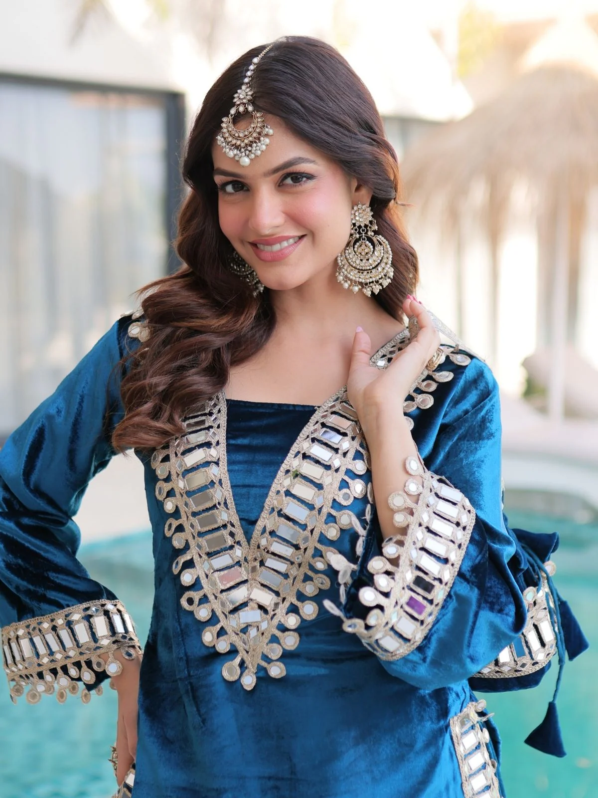Odette Blue Velvet Solid Kurta Set For Women - Image 4