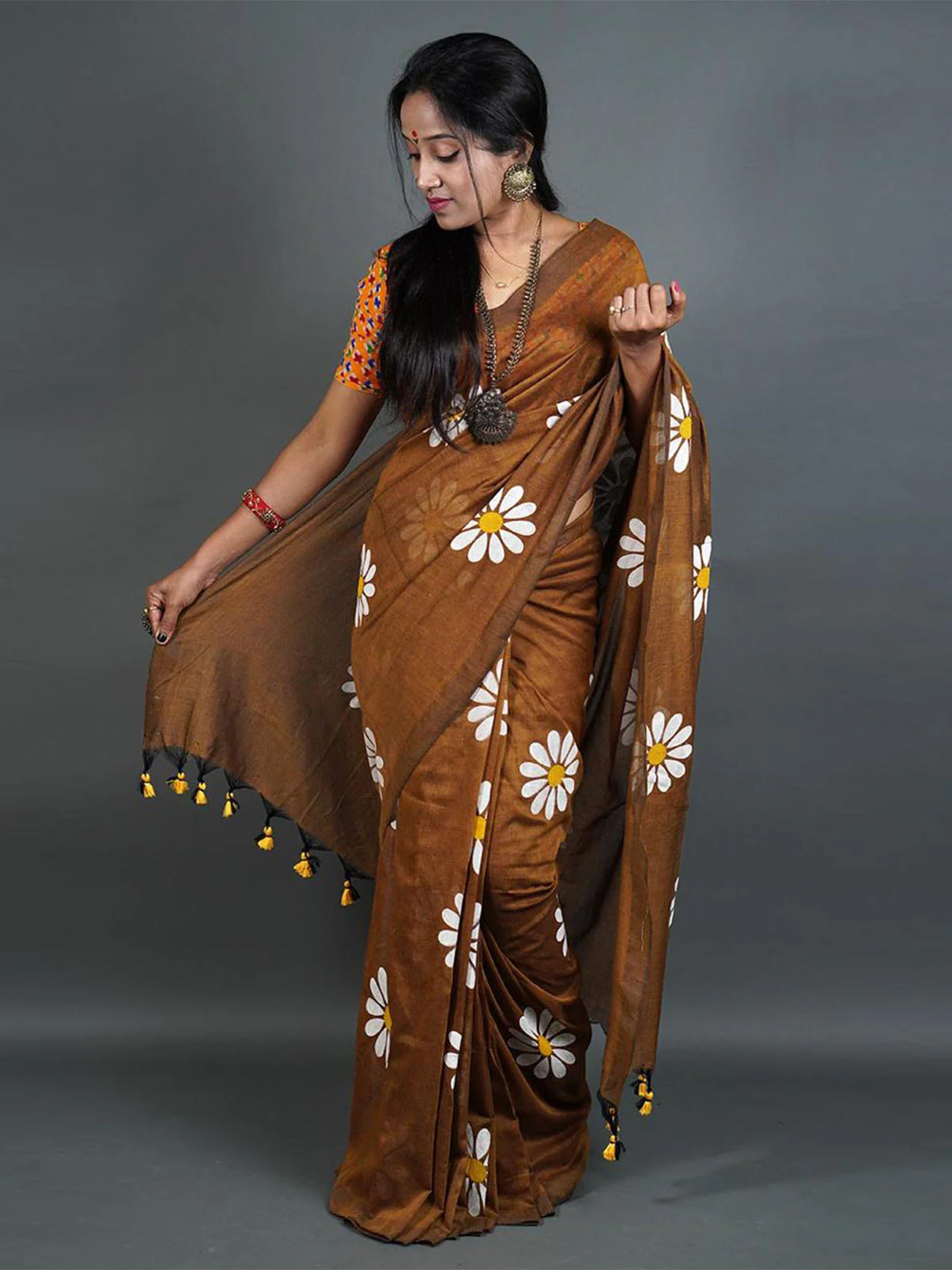 Odette Brown Printed Cotton Saree With Unstitched Blouse For Women - Image 2