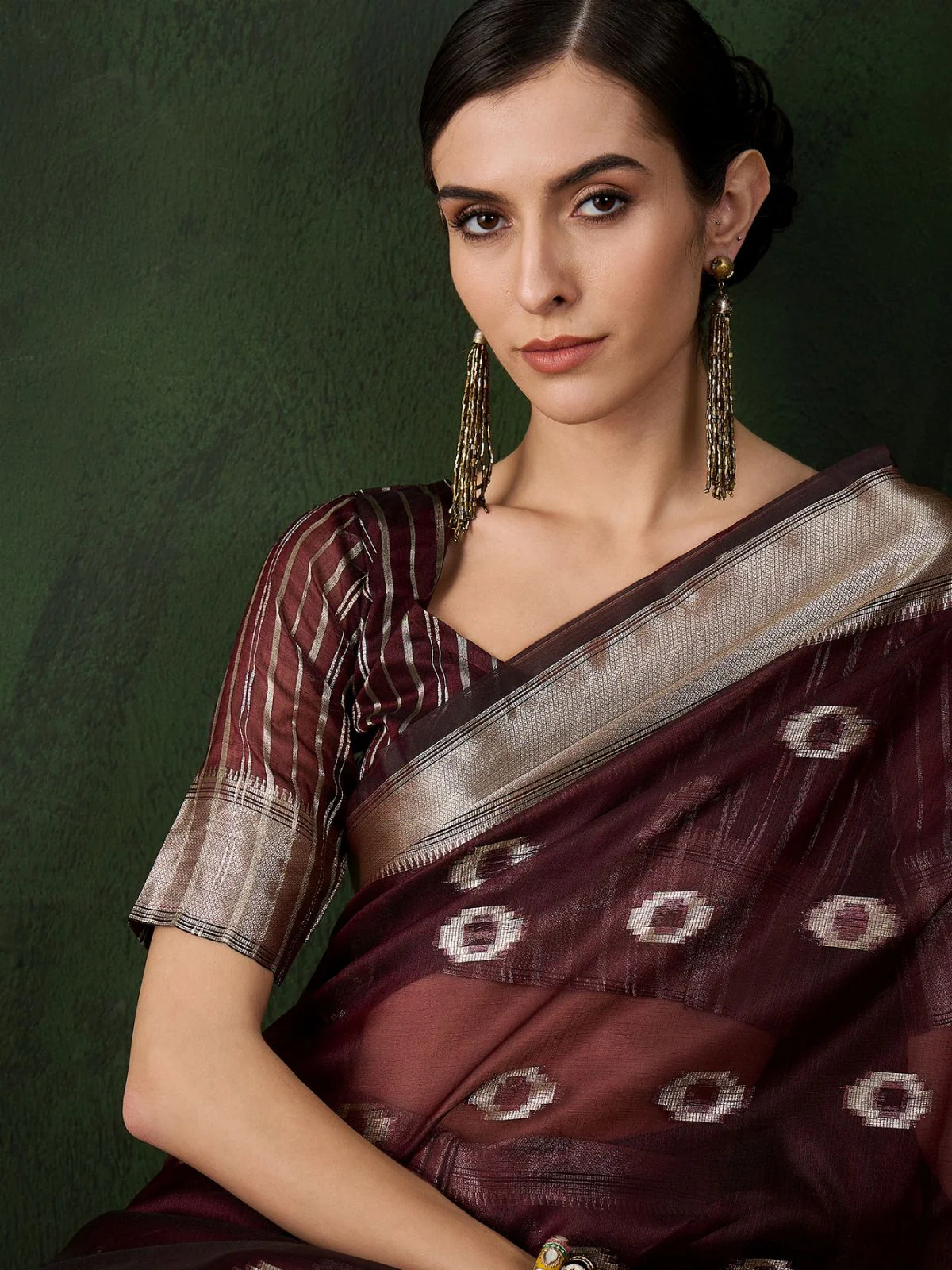Odette Burgundy Organza Woven Saree With Unstitched Blouse For Women - Image 4