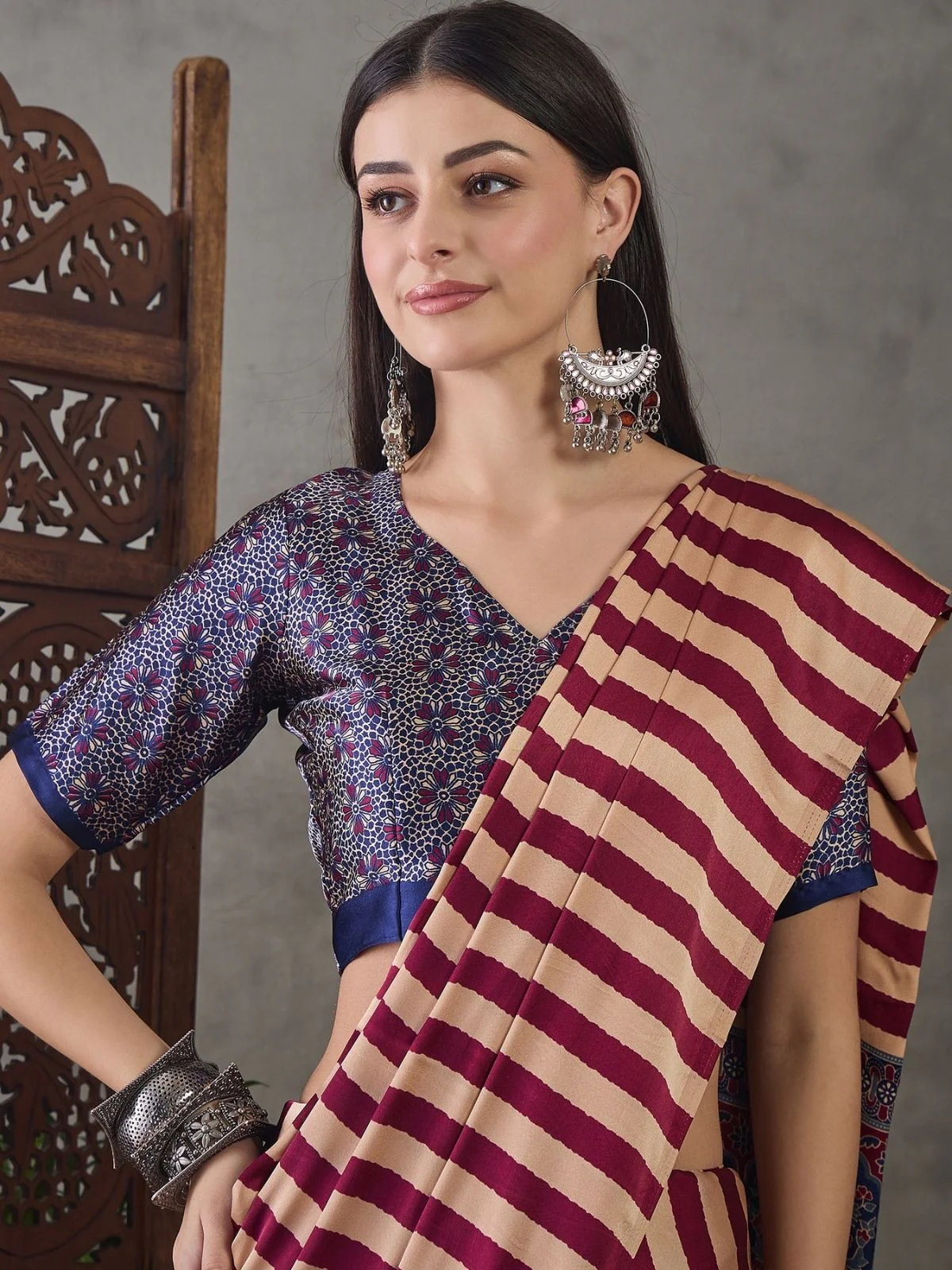 Odette Cream And Maroon Silk Blend Printed Elegant Saree For Women - Image 4