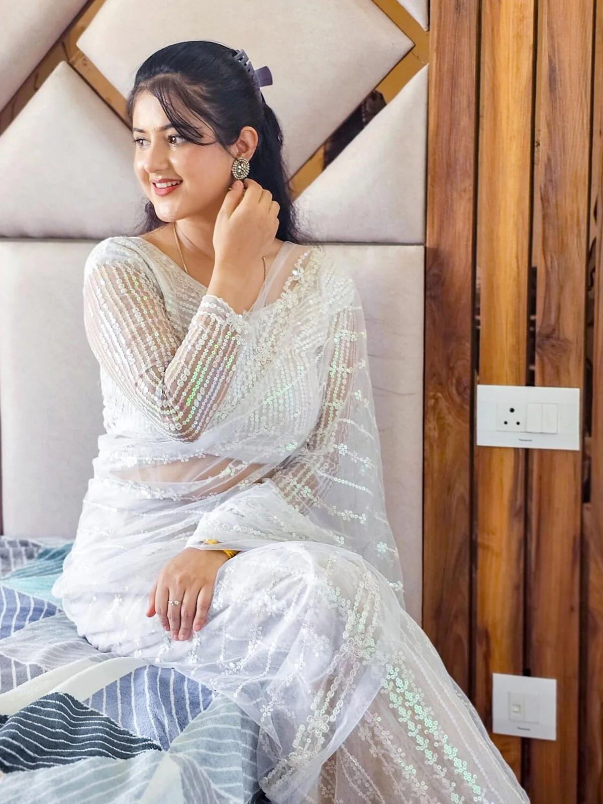 Odette White Embellished Net Saree With Unstitched Blouse For Women - Image 3