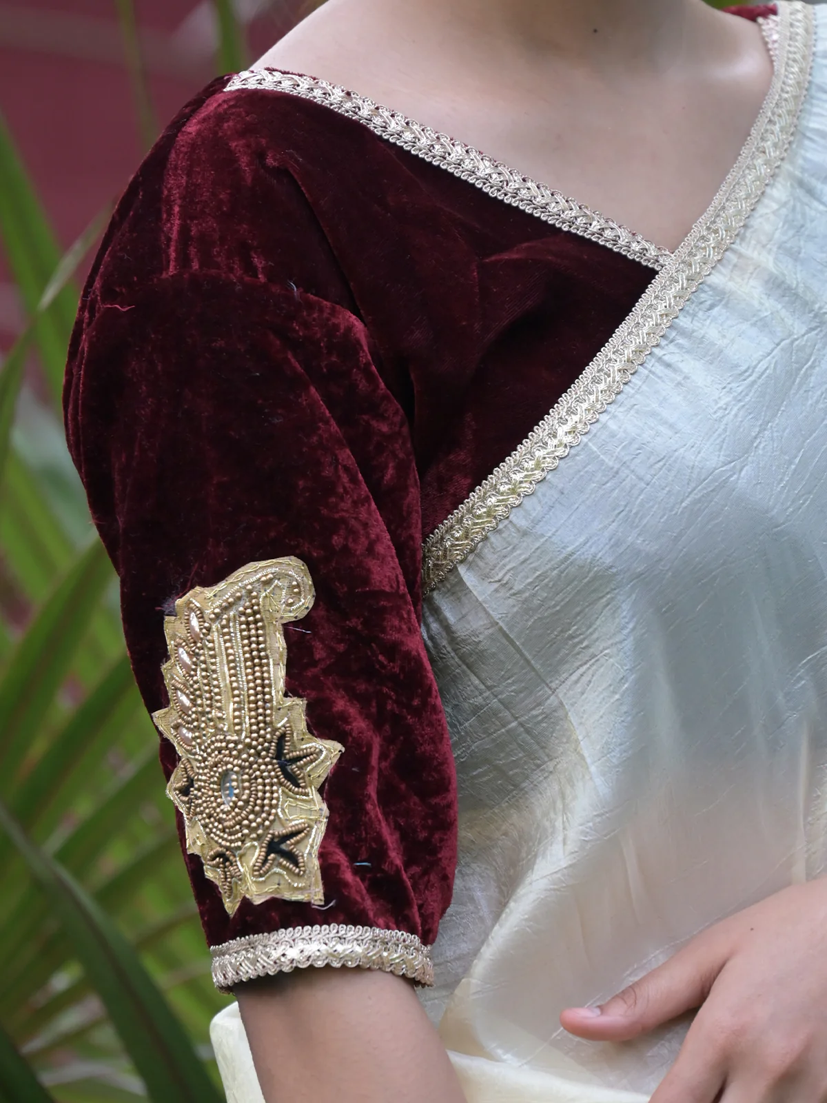 Odette Cream Lace Embroidered Crush Tissue Silk Saree with Unstitched Blouse for Women - Image 5