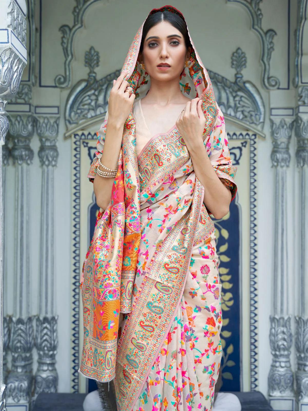 Odette Cream Printed Silk Blend Saree With Unstitched Blouse For Women - Image 2