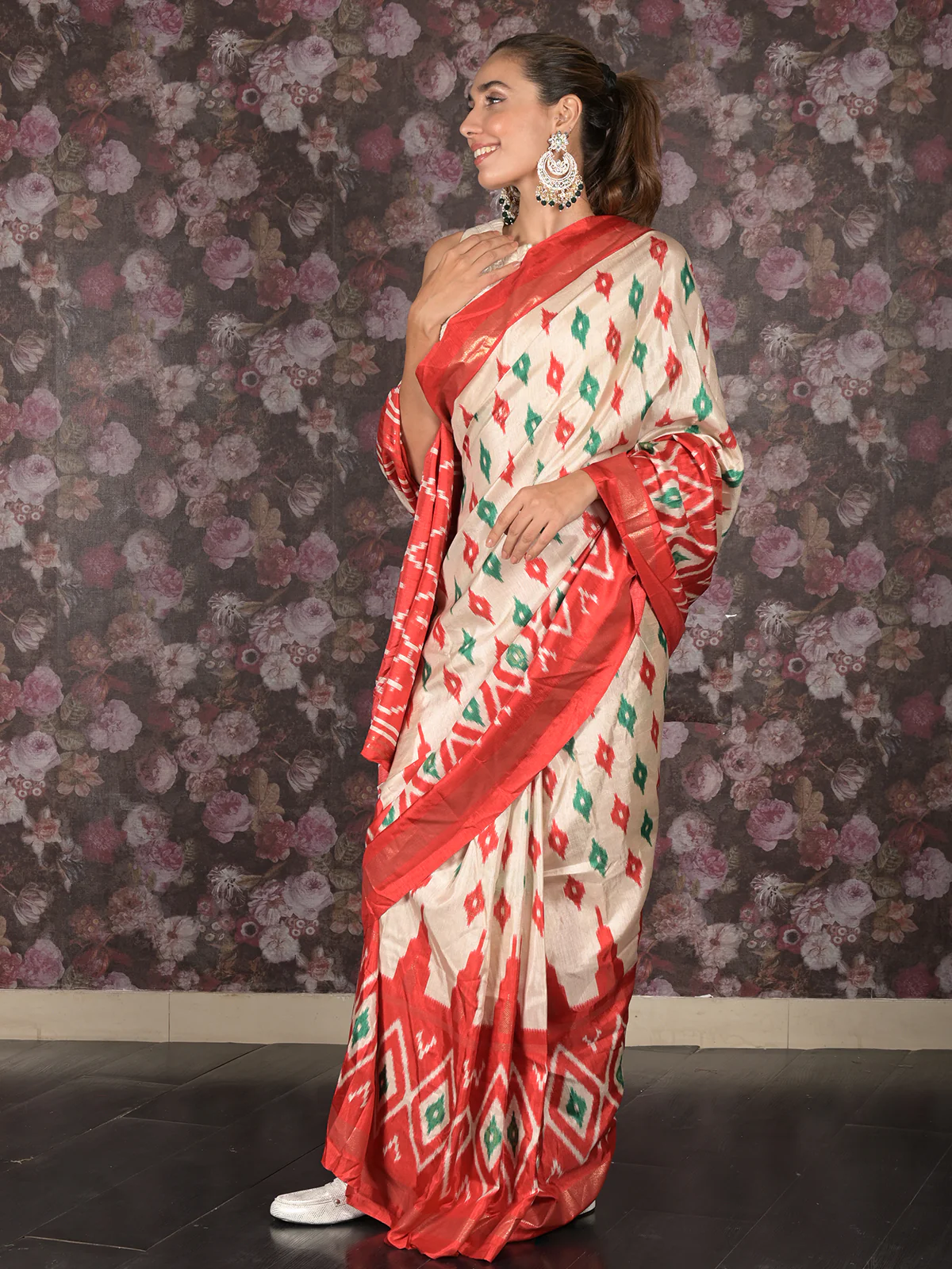 Odette Cream Printed Silk Blend Saree with Unstitched Blouse for Women - Image 3