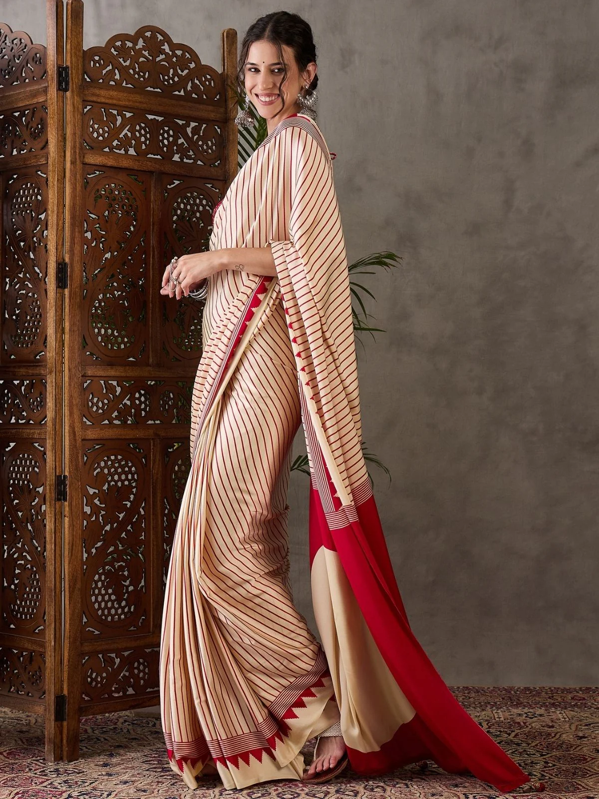 Odette Cream Silk Blend Printed Elegant Saree For Women - Image 3