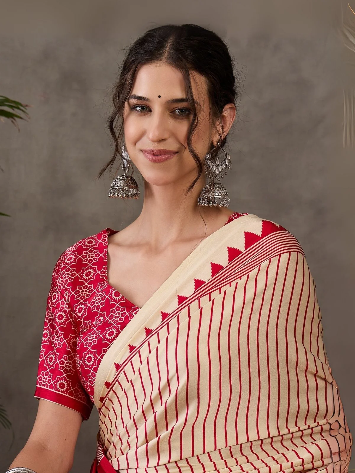 Odette Cream Silk Blend Printed Elegant Saree For Women - Image 4