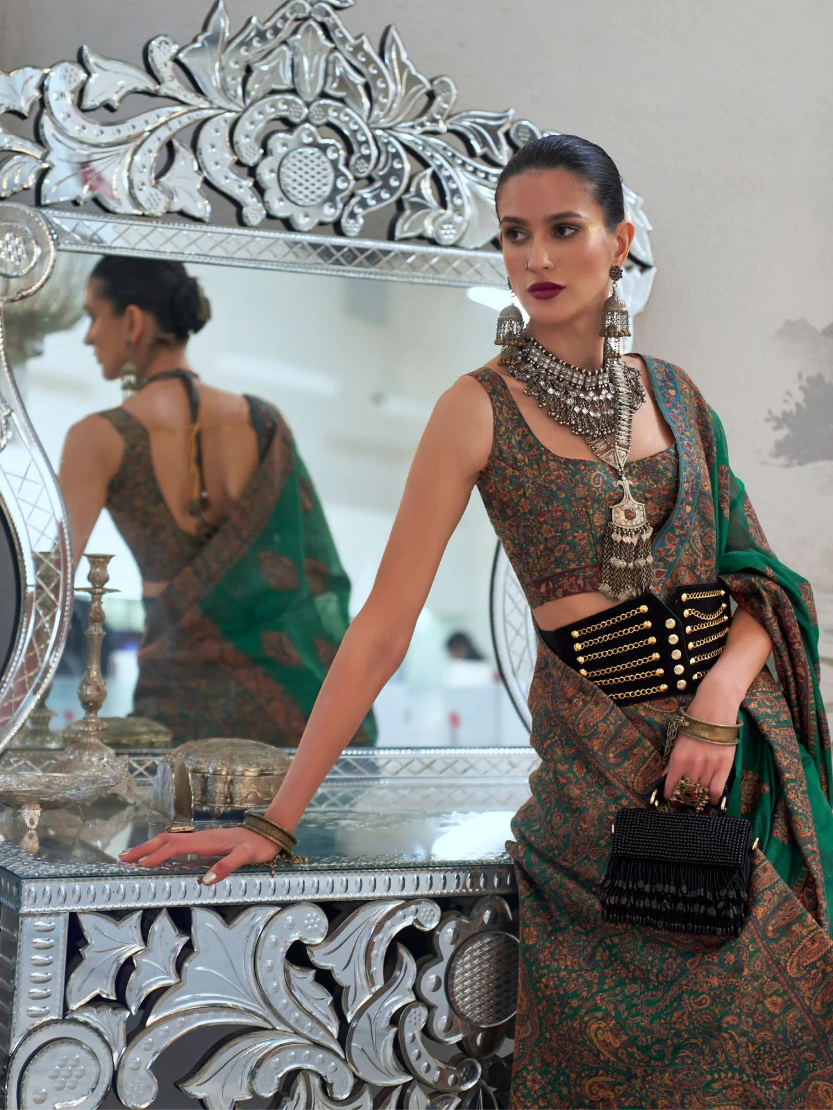 Odette Dark Green Silk Blend Woven Saree With Unstitched Blouse For Women - Image 2