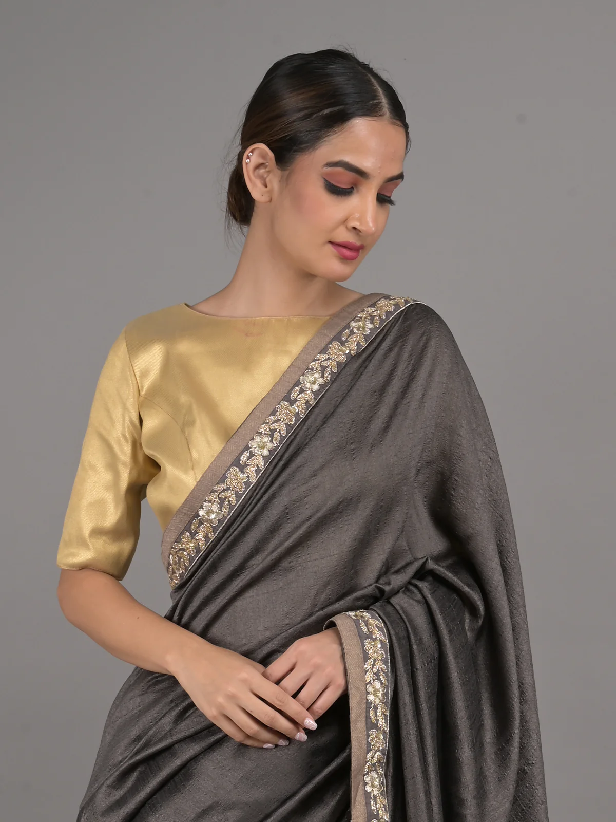Odette Dark Grey Silk Blend Embroidered Saree With Unstitched Blouse For Women - Image 4