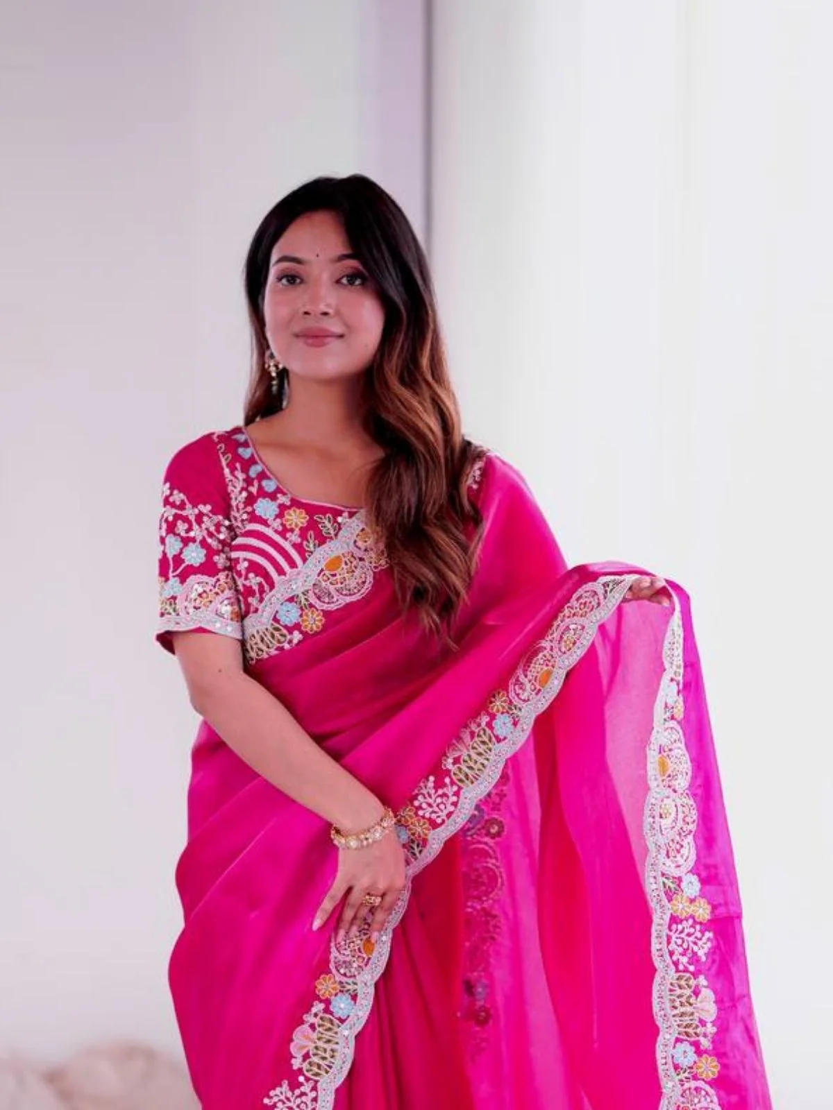Odette Dark Pink Silk Blend Solid Saree For Women - Image 3