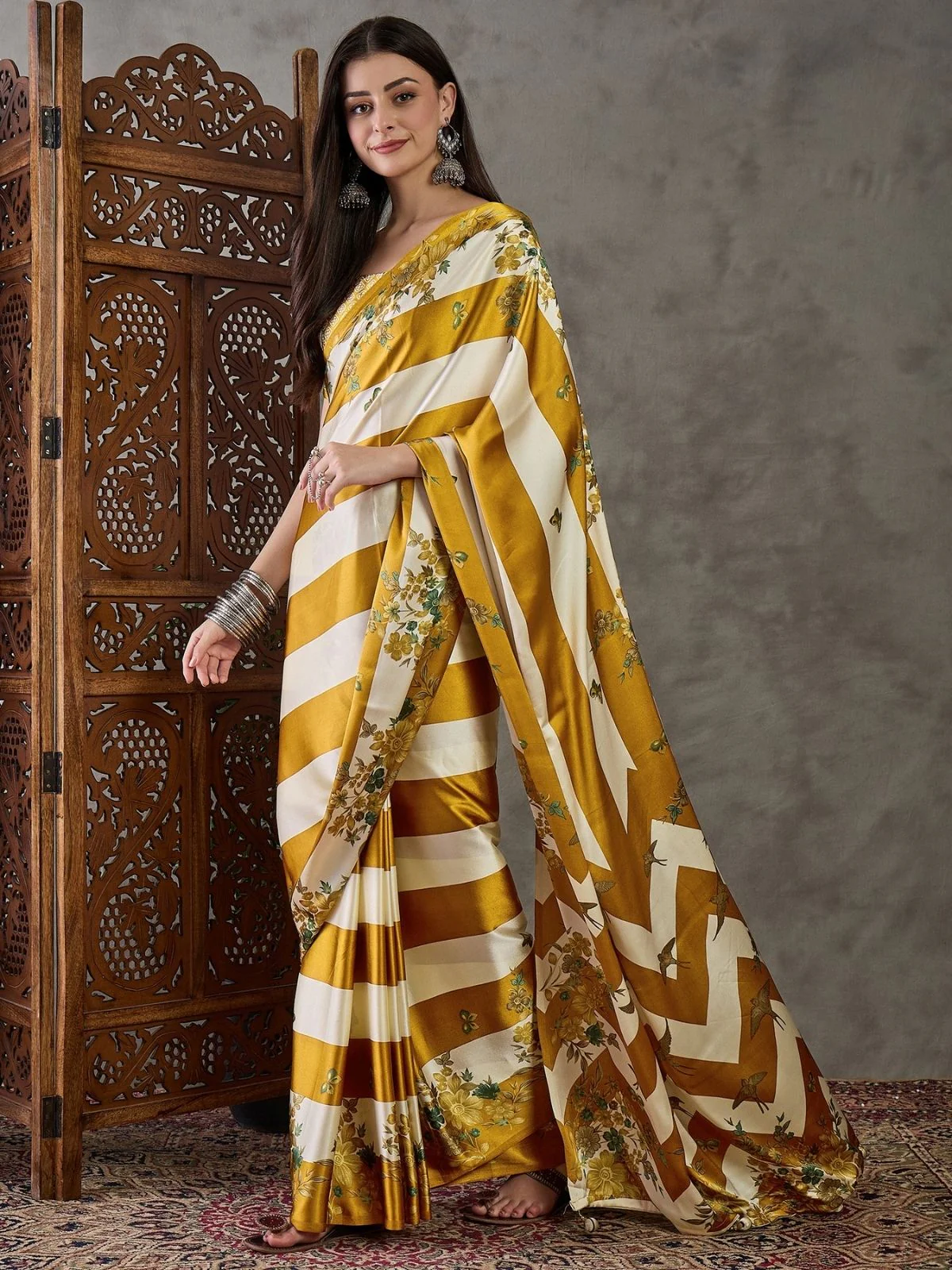 Odette Gold And White Silk Blend Printed Elegant Saree For Women - Image 3