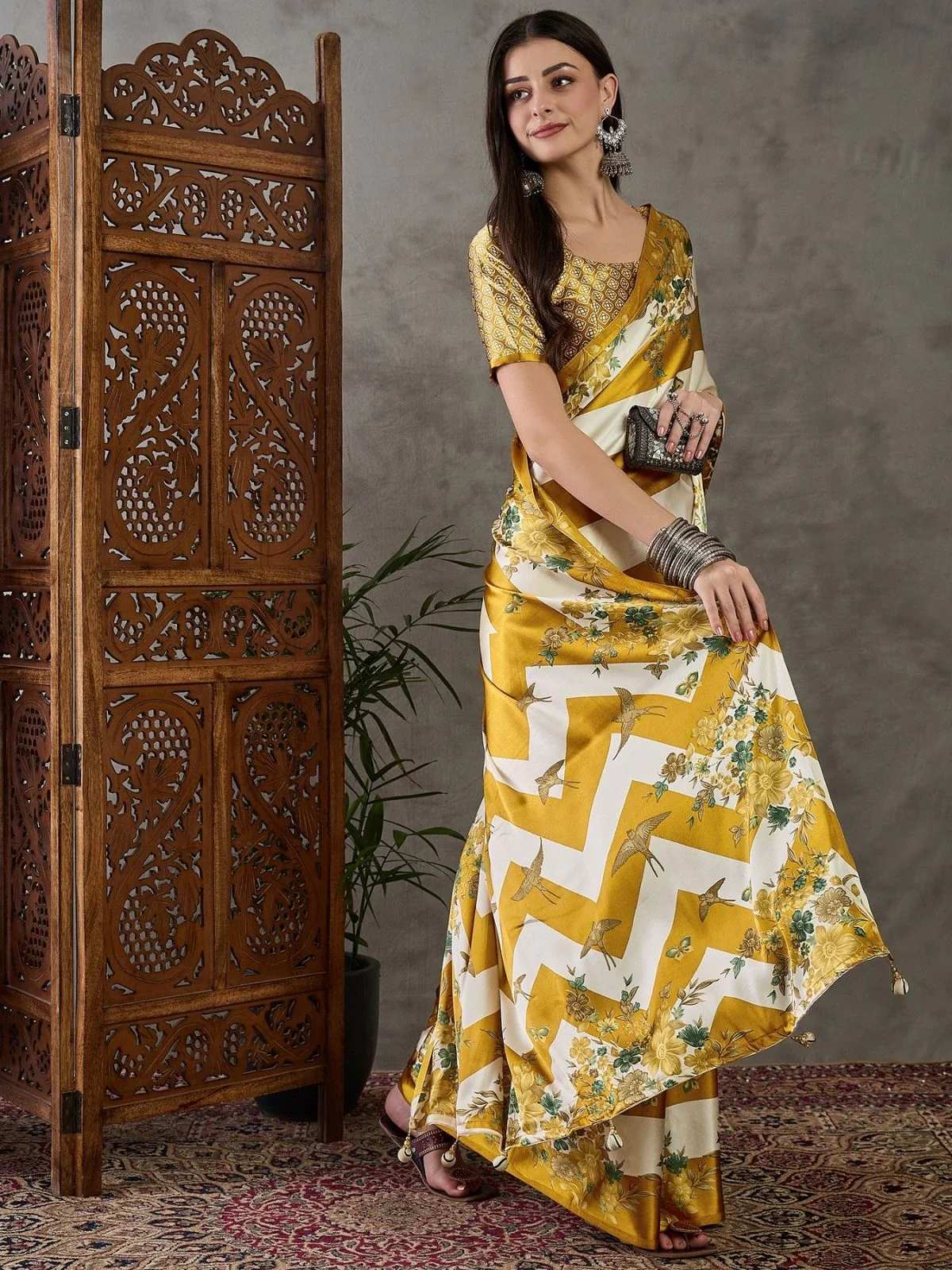 Odette Gold And White Silk Blend Printed Elegant Saree For Women - Image 4
