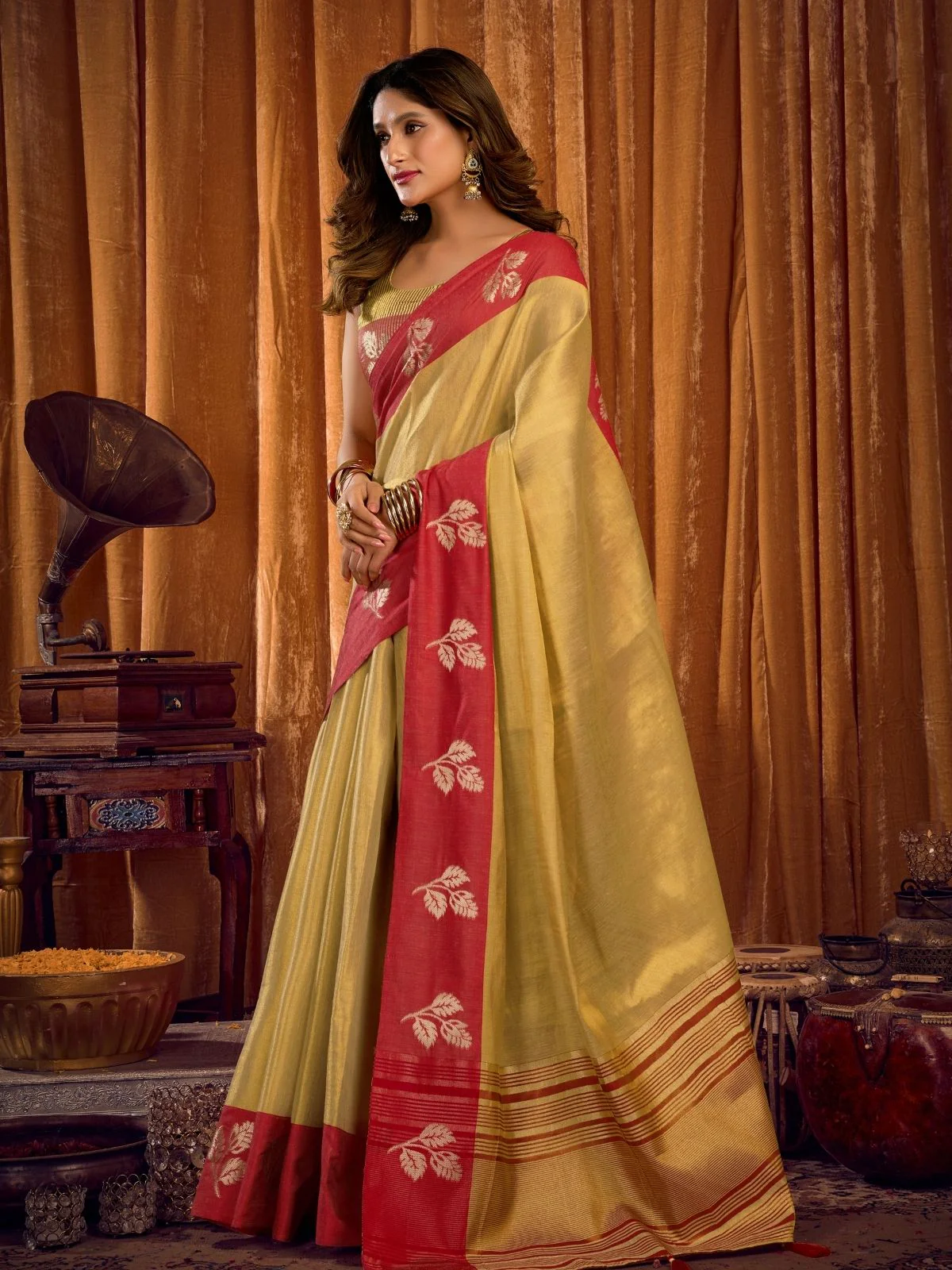 Odette Gold Silk Blend Woven Saree For Women - Image 4