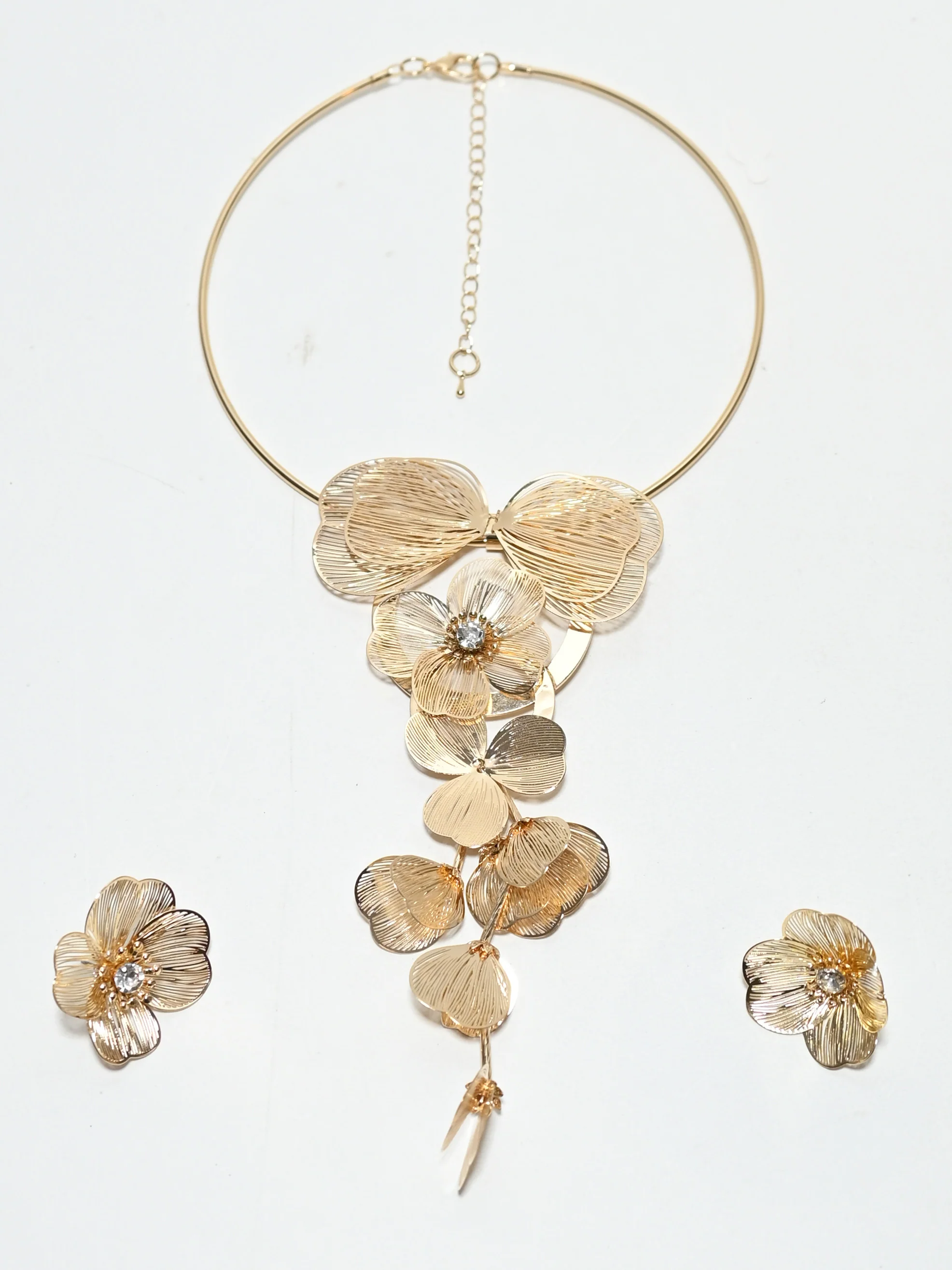 Odette Golden Alloy Metallic Design Jewellery Set For Women - Image 2