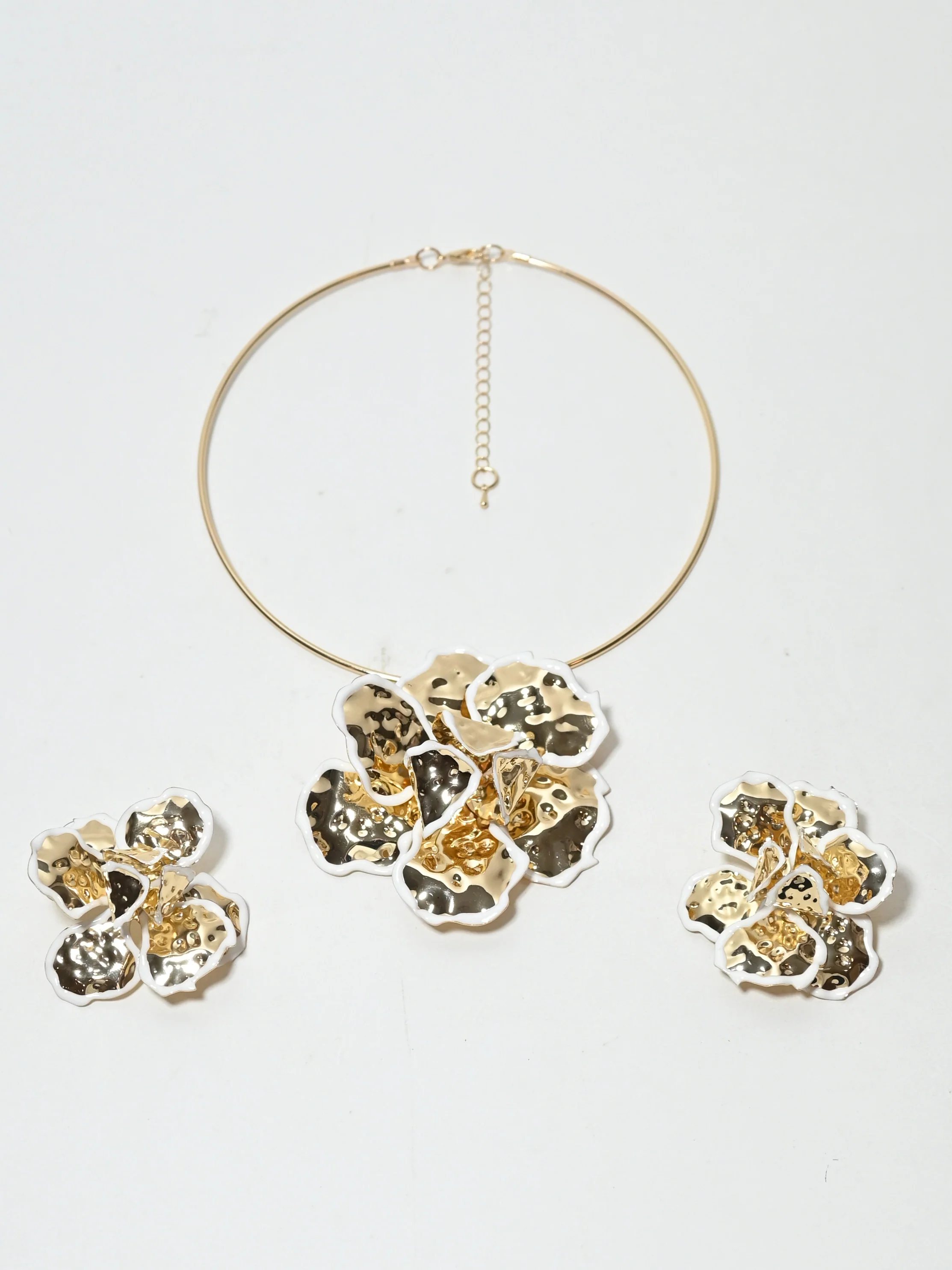 Odette Golden Alloy Metallic Design Jewellery Set For Women - Image 2