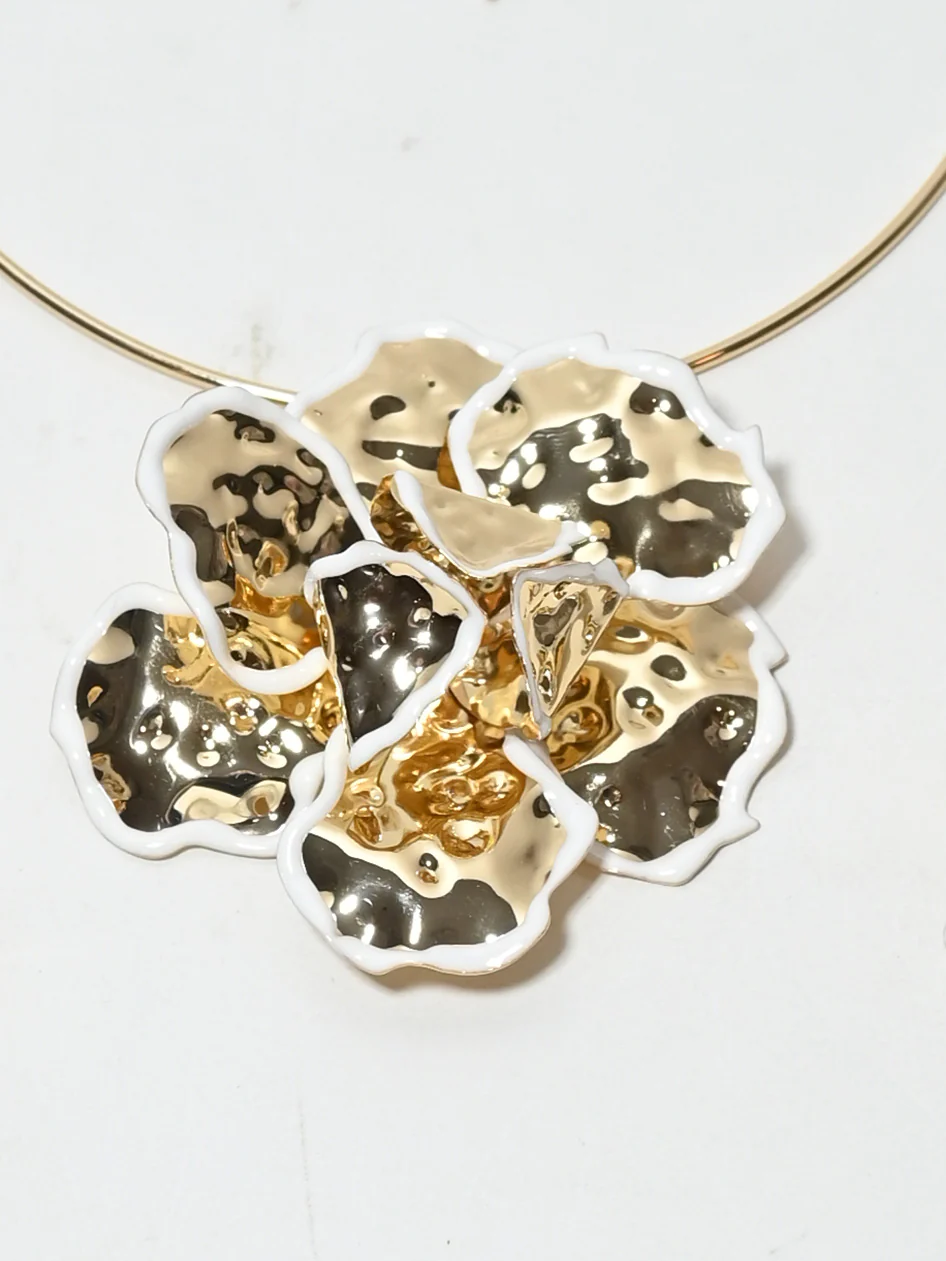 Odette Golden Alloy Metallic Design Jewellery Set For Women - Image 3