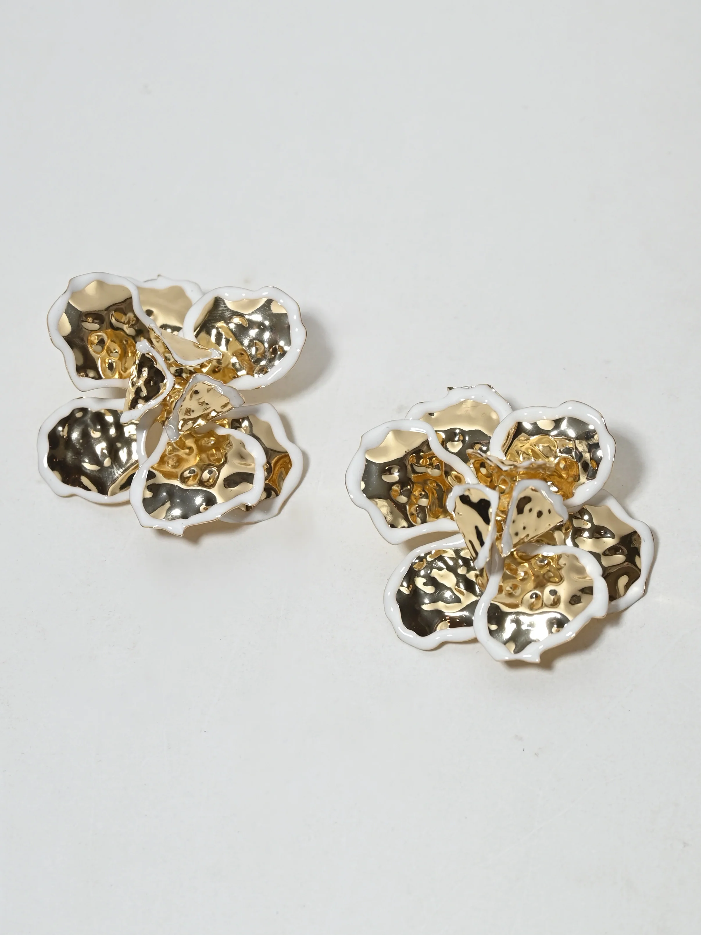 Odette Golden Alloy Metallic Design Jewellery Set For Women - Image 5