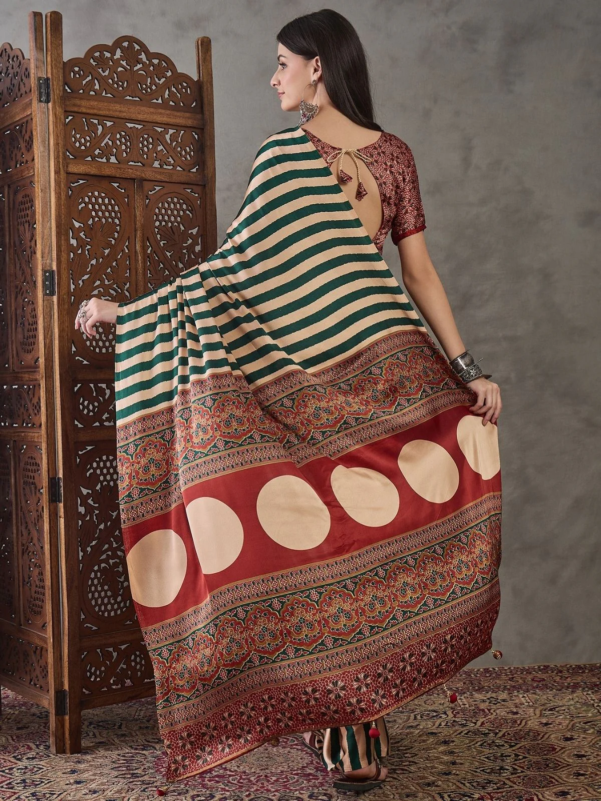 Odette Green And Cream Silk Blend Printed Elegant Saree For Women - Image 2
