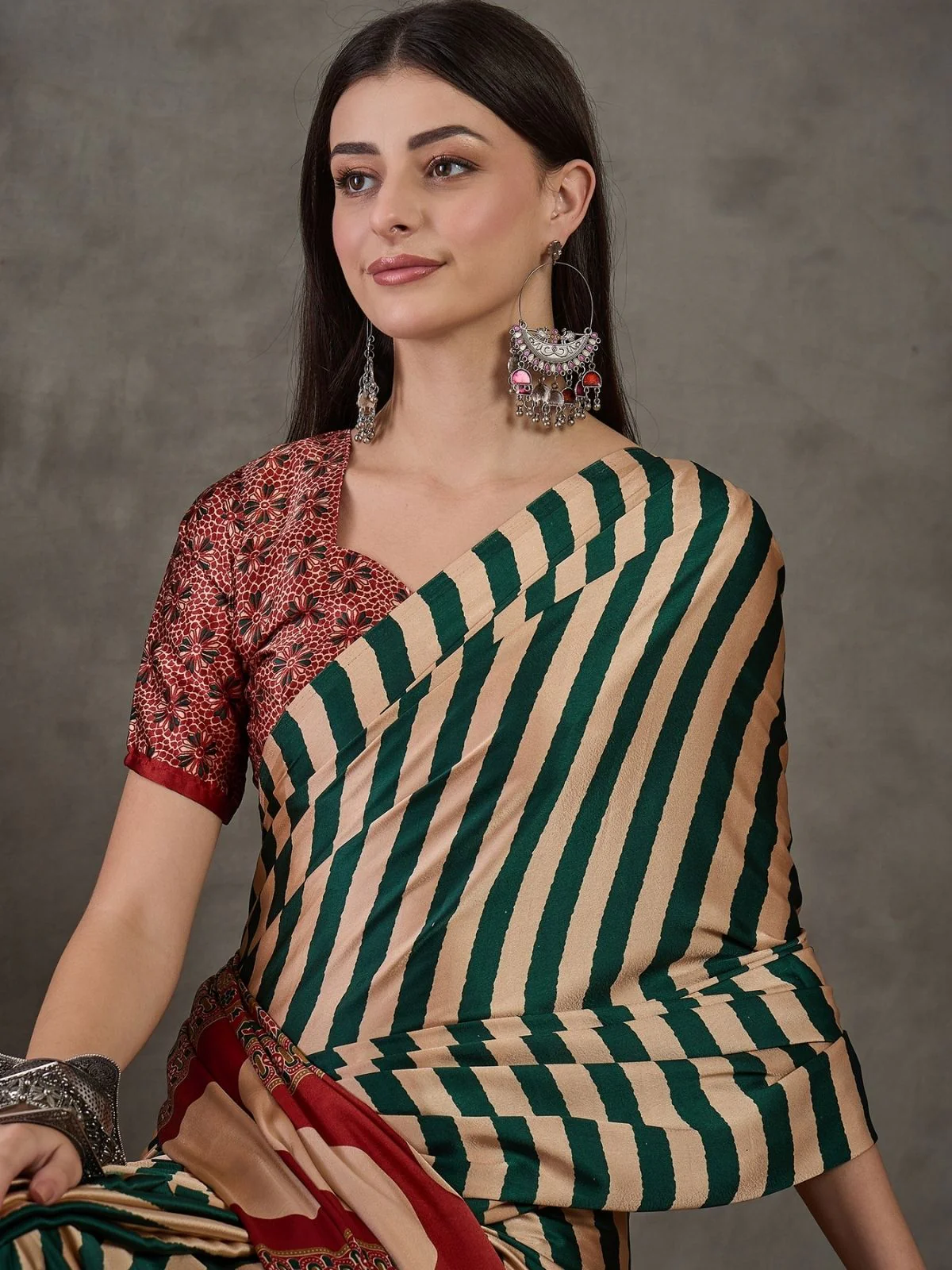 Odette Green And Cream Silk Blend Printed Elegant Saree For Women - Image 4