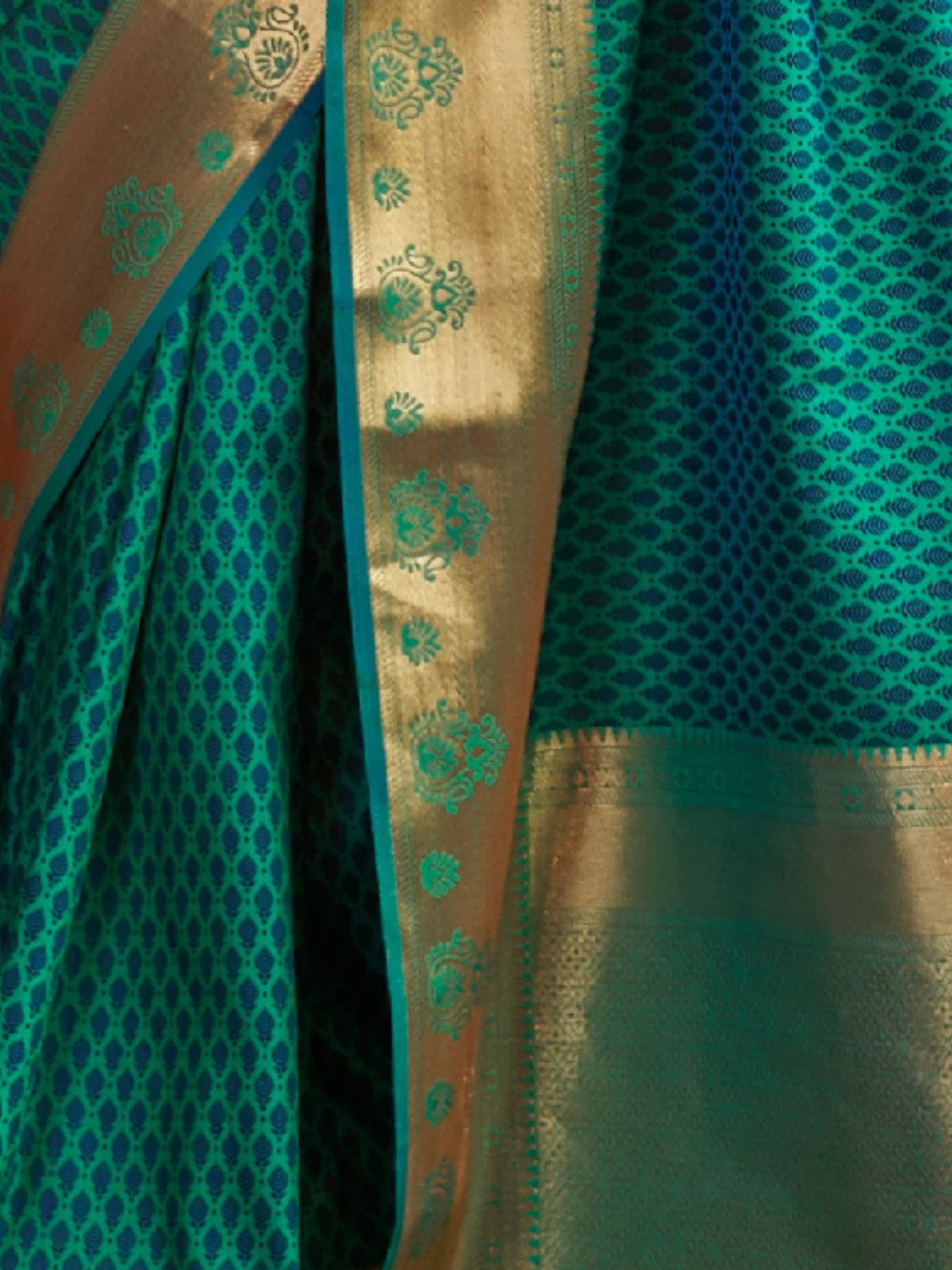 Odette Green And Gold Woven Design Silk Blend Saree With Unstitched Blouse For Women - Image 3