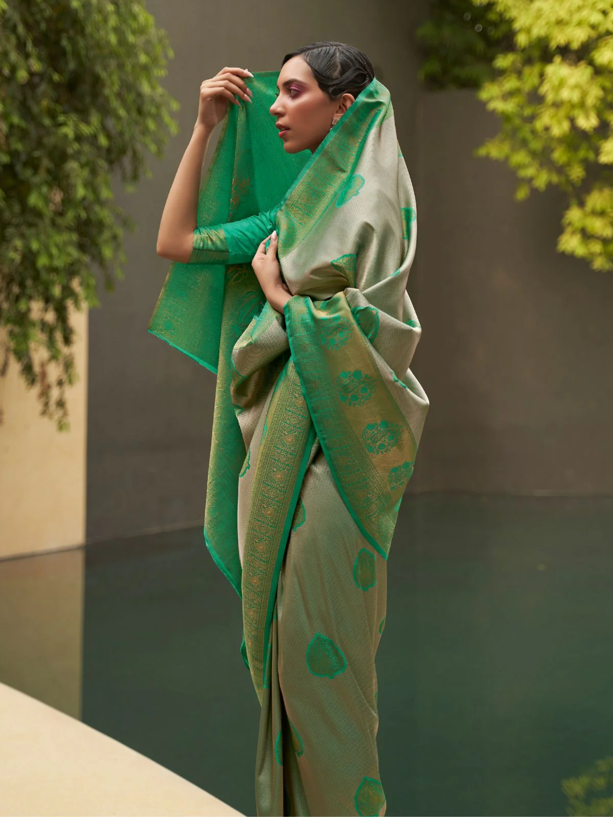 Odette Green Woven Design Silk Blend Saree With Unstitched Blouse For Women - Image 2