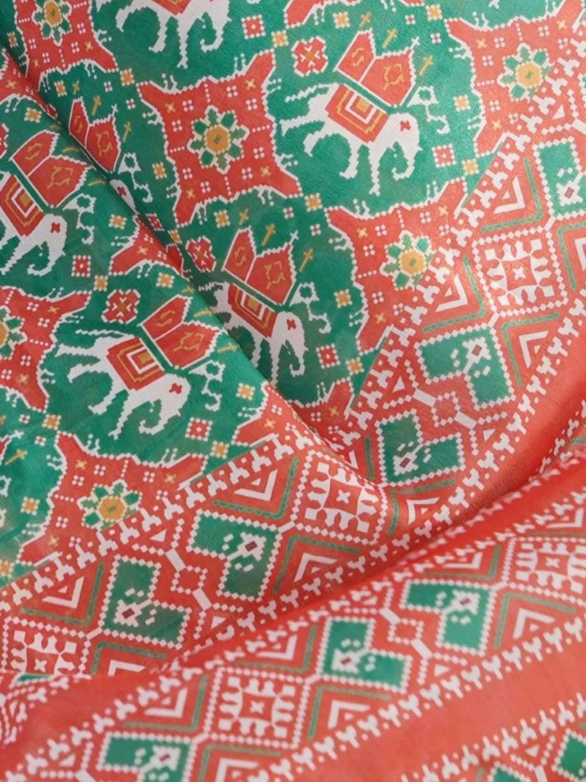 Odette Green And Orange Chinon Printed Saree With Unstitched Blouse For Women - Image 6