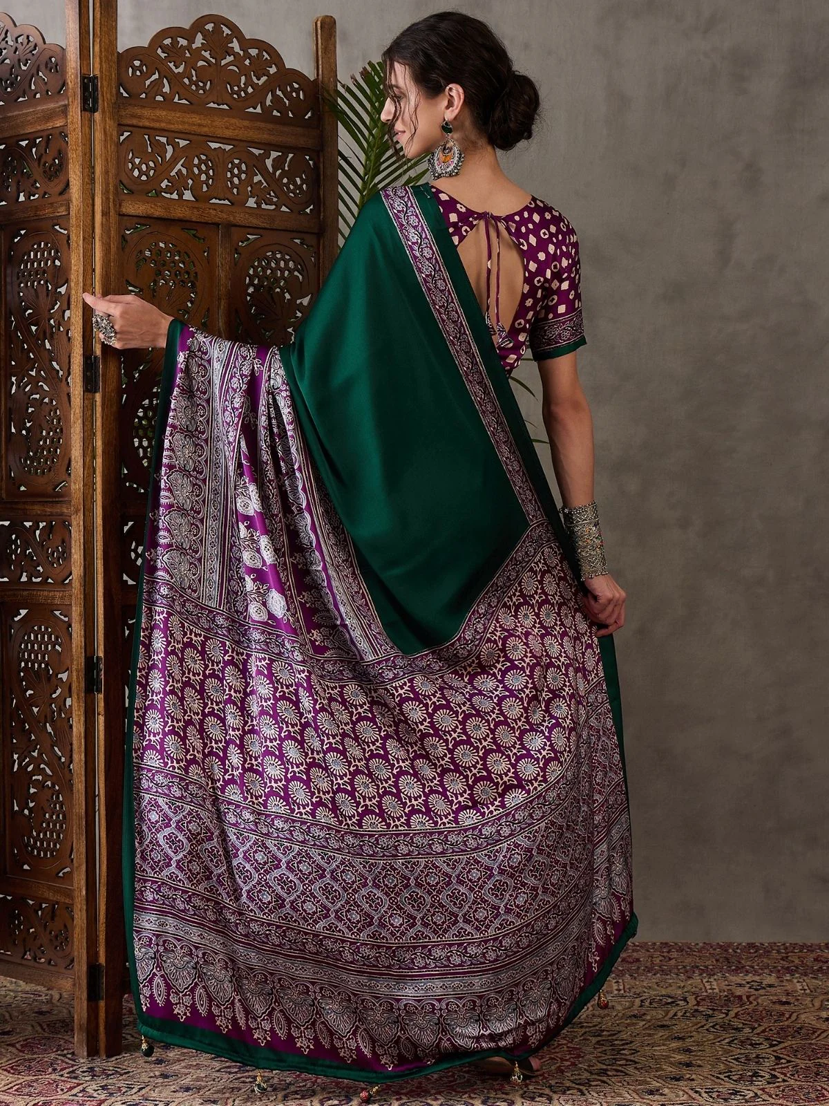 Odette Green And Purple Silk Blend Printed Elegant Saree For Women - Image 2