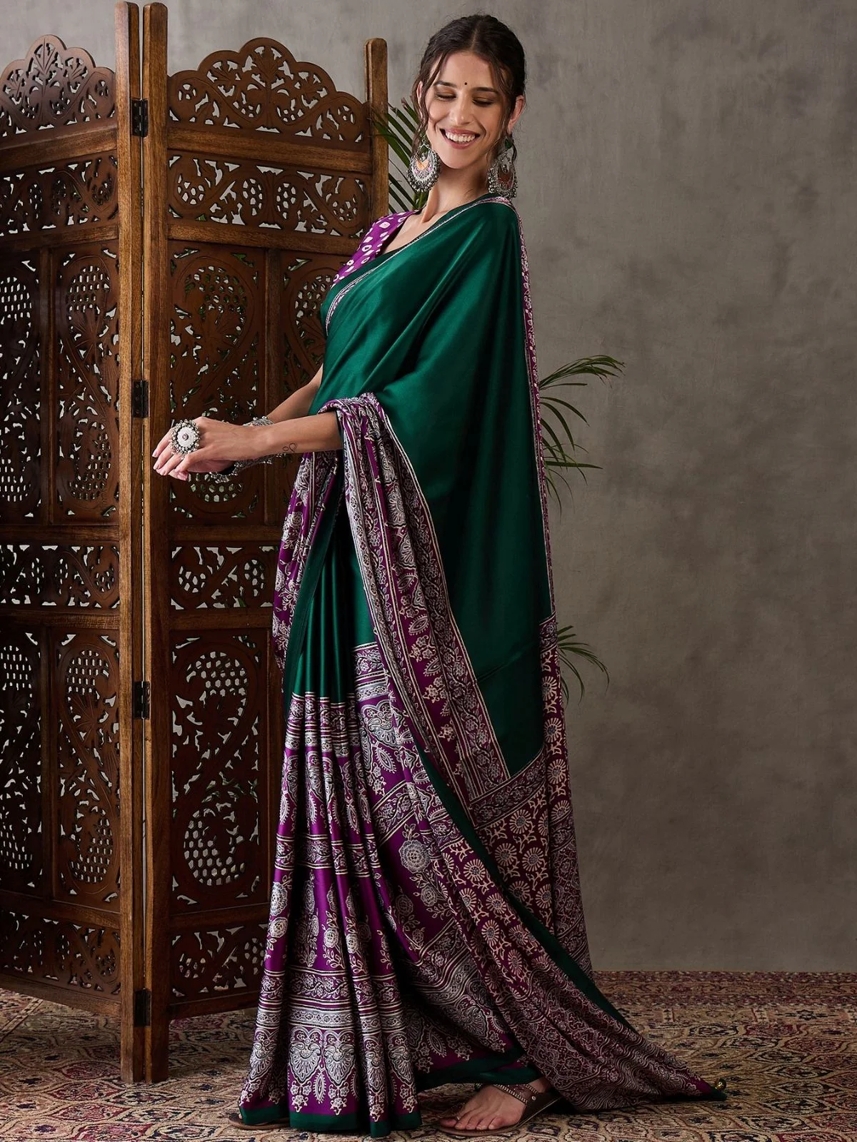Odette Green And Purple Silk Blend Printed Elegant Saree For Women - Image 3
