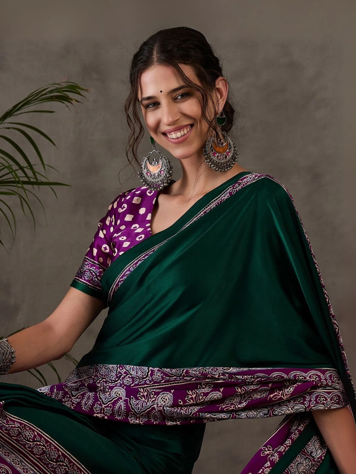 Odette Green And Purple Silk Blend Printed Elegant Saree For Women - Image 4