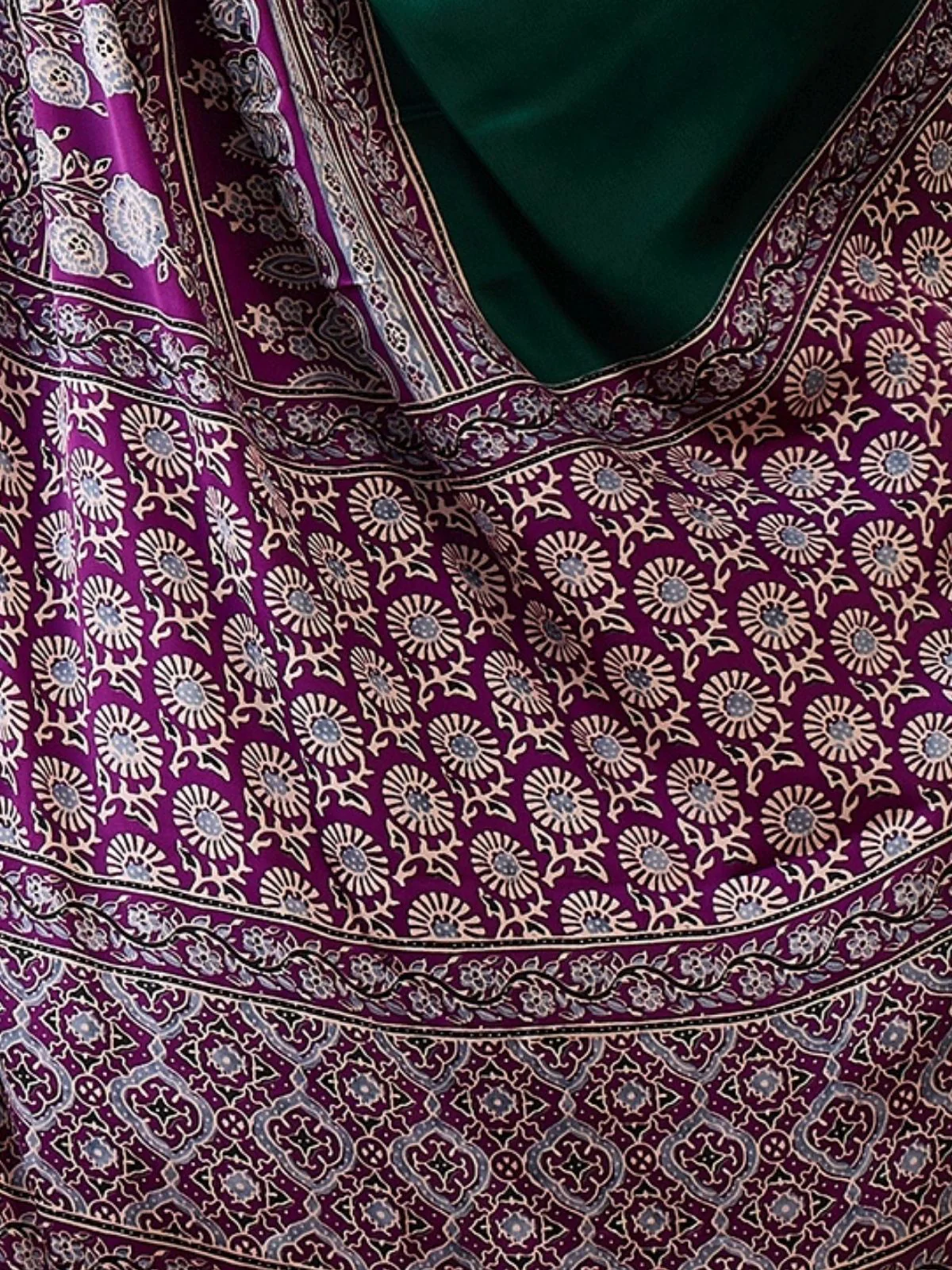 Odette Green And Purple Silk Blend Printed Elegant Saree For Women - Image 5