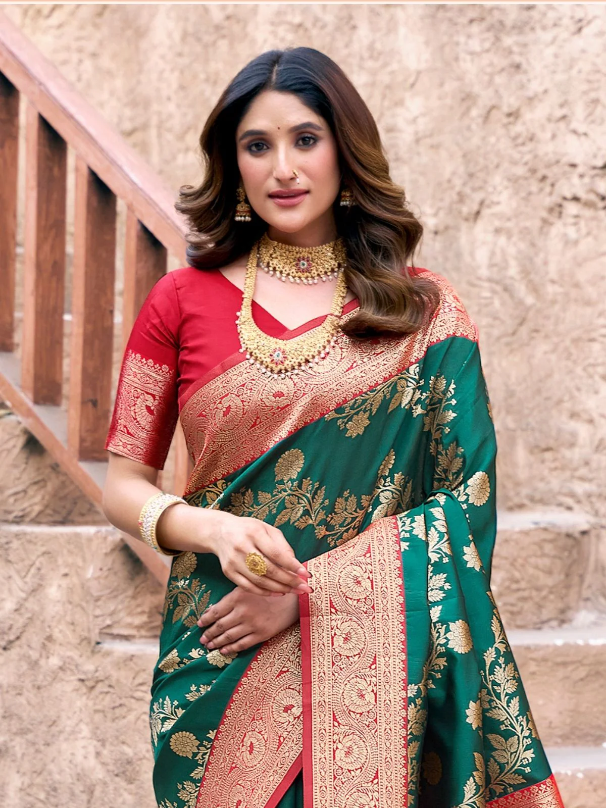 Odette Green and Red Silk Blend Woven Saree For Women - Image 3