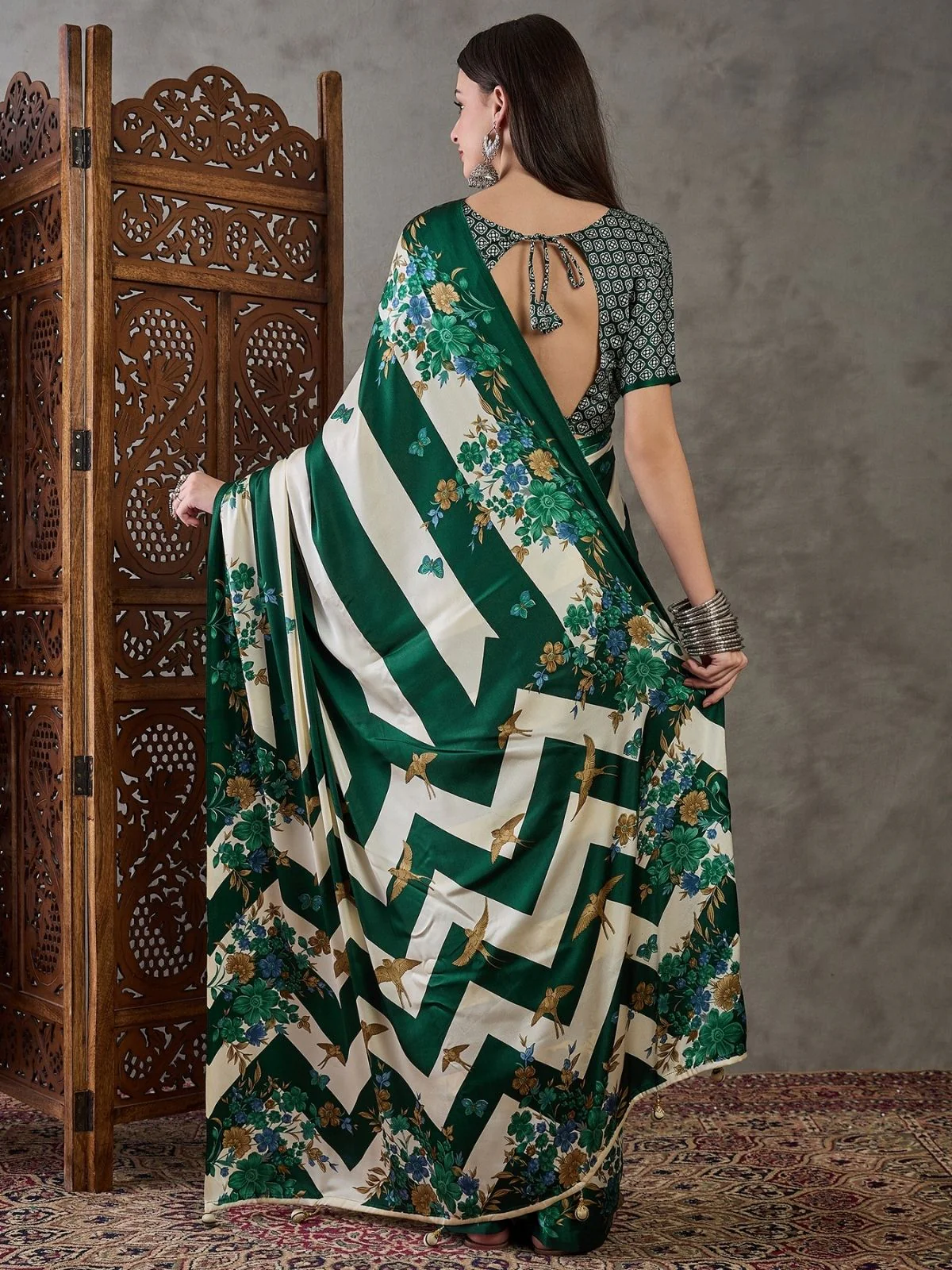 Odette Green And White Silk Blend Printed Elegant Saree For Women - Image 2