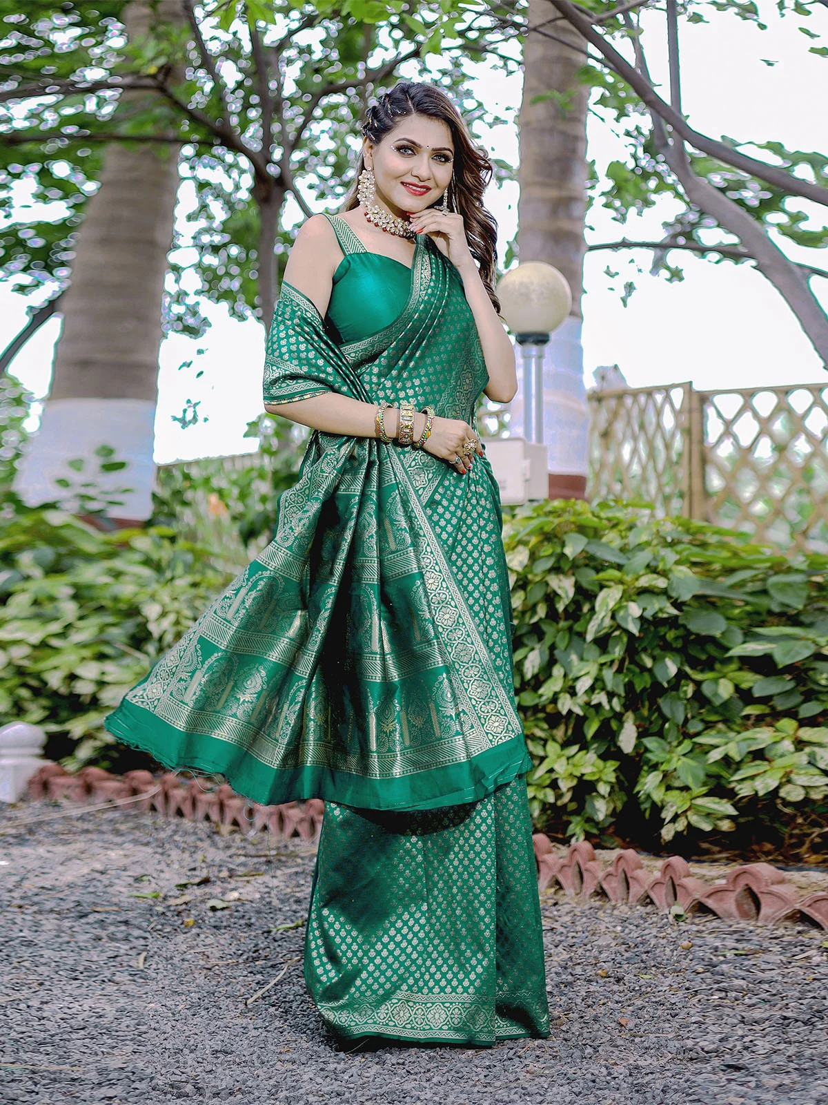 Odette Green Banarasi Silk Woven Saree With Unstitched Blouse For Women - Image 2