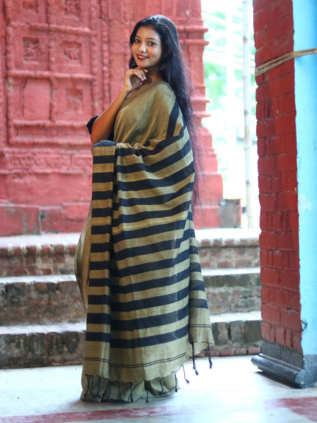 Odette Green Cotton  Saree  With Unstitched Blouse for Women - Image 2