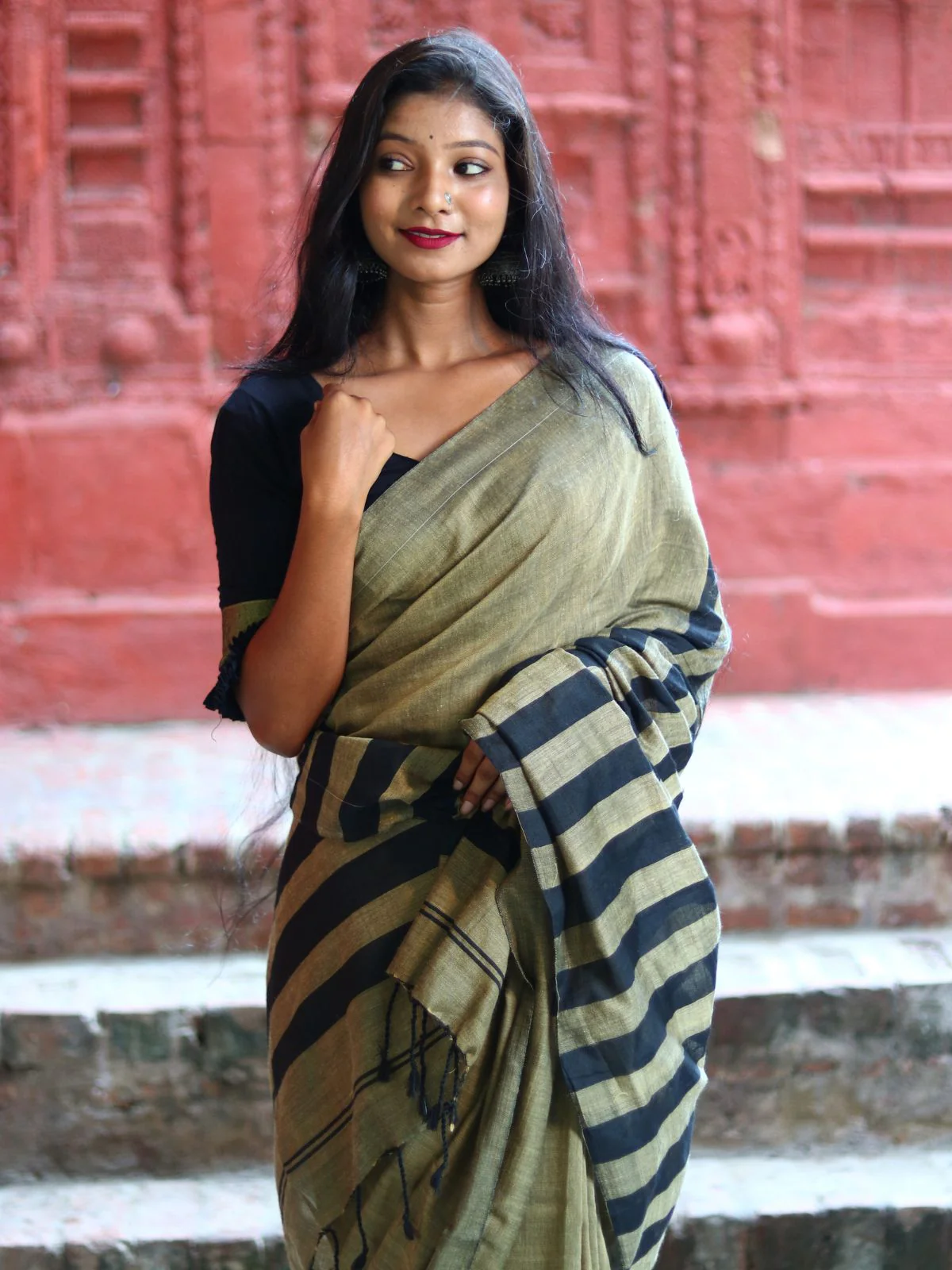 Odette Green Cotton  Saree  With Unstitched Blouse for Women - Image 3