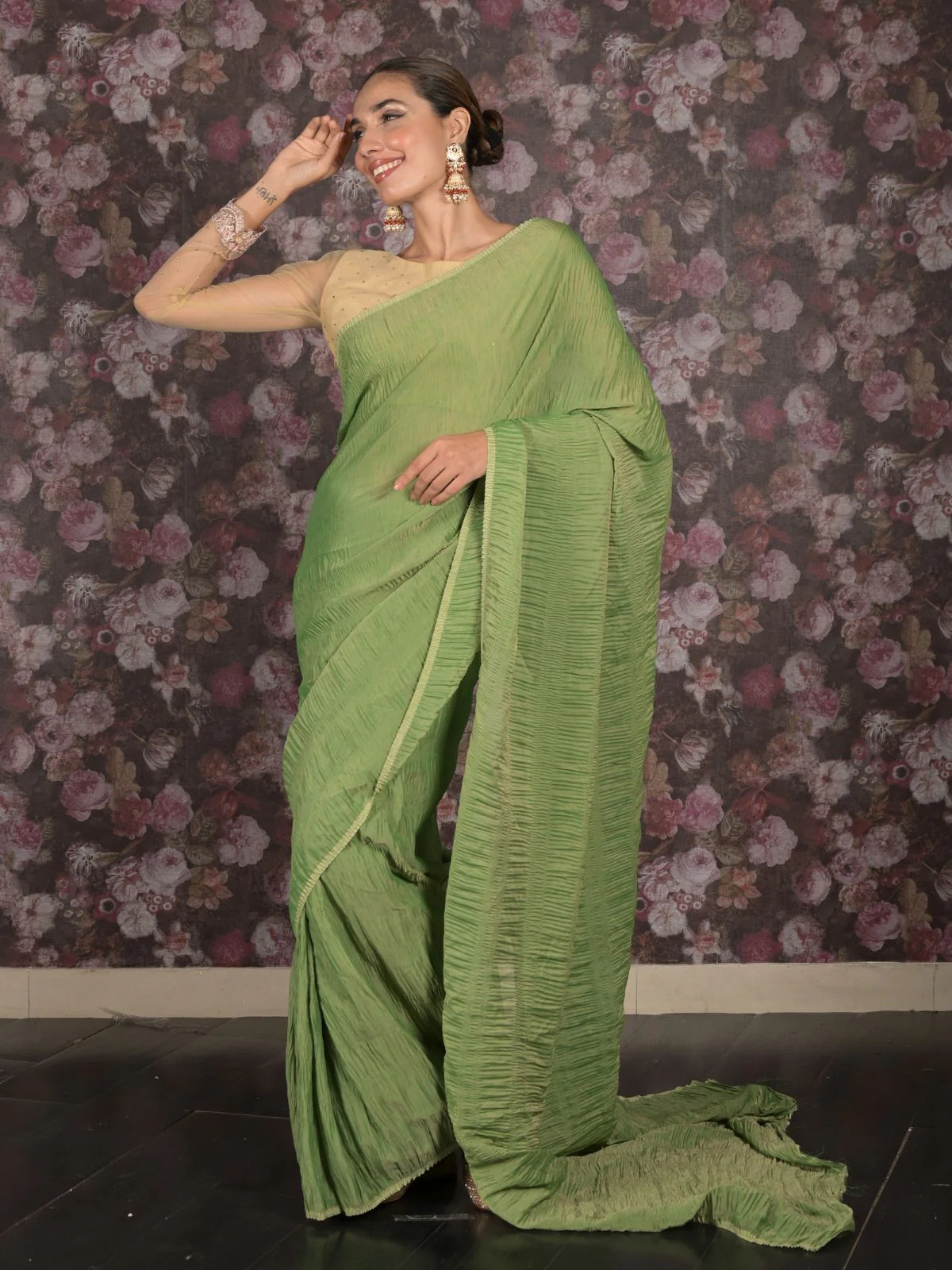 Odette Green Crushed Cotton Blend Saree With Unstitched Blouse For Women - Image 2