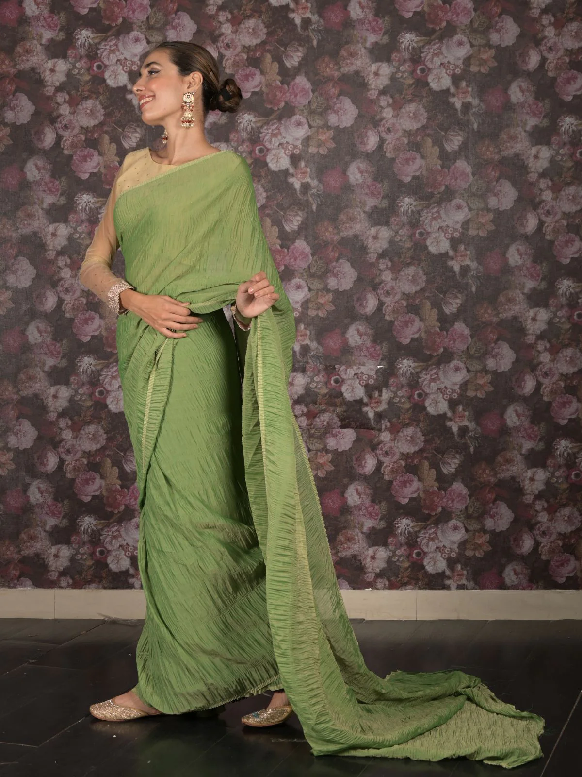 Odette Green Crushed Cotton Blend Saree With Unstitched Blouse For Women - Image 3