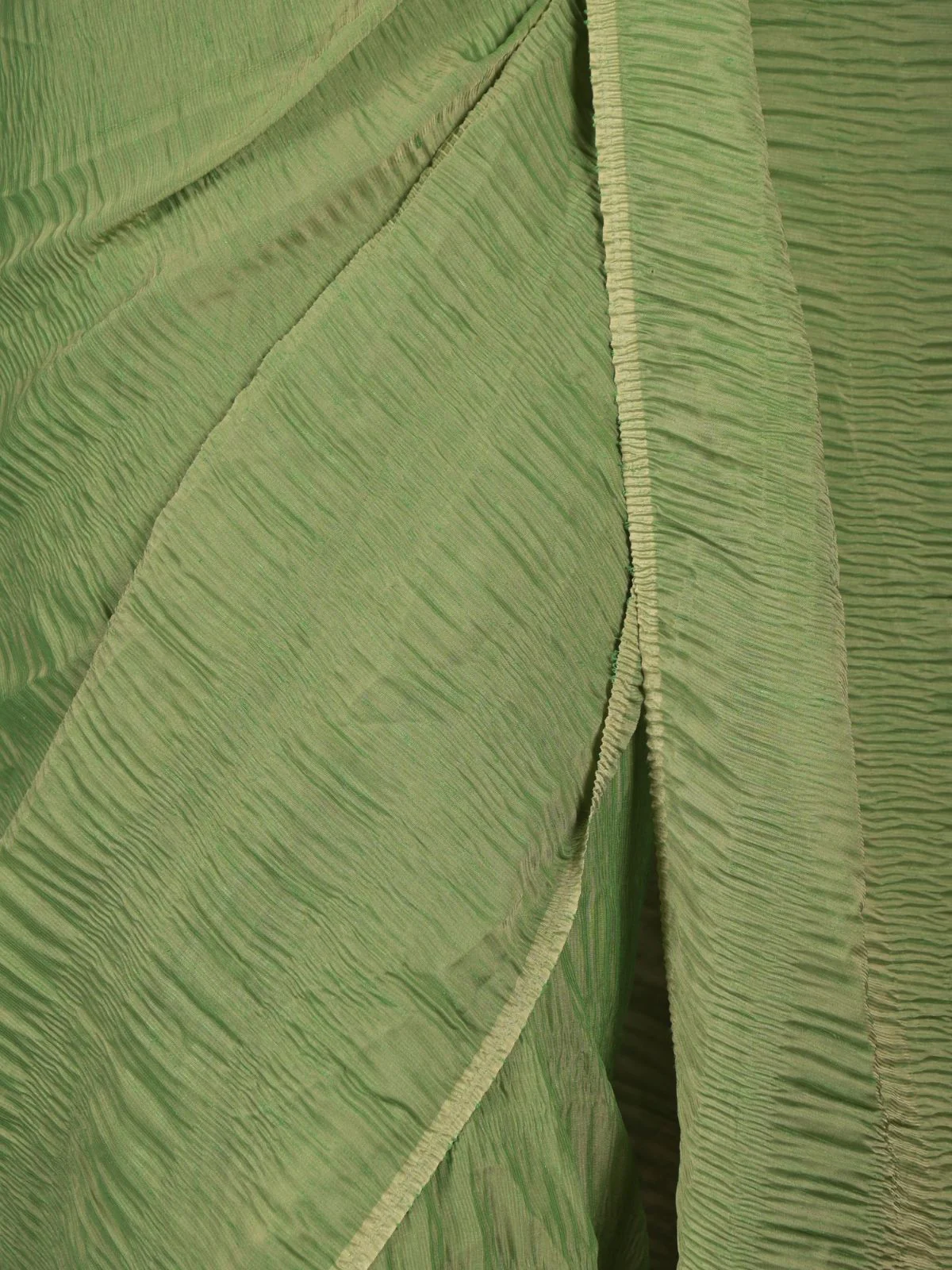 Odette Green Crushed Cotton Blend Saree With Unstitched Blouse For Women - Image 5