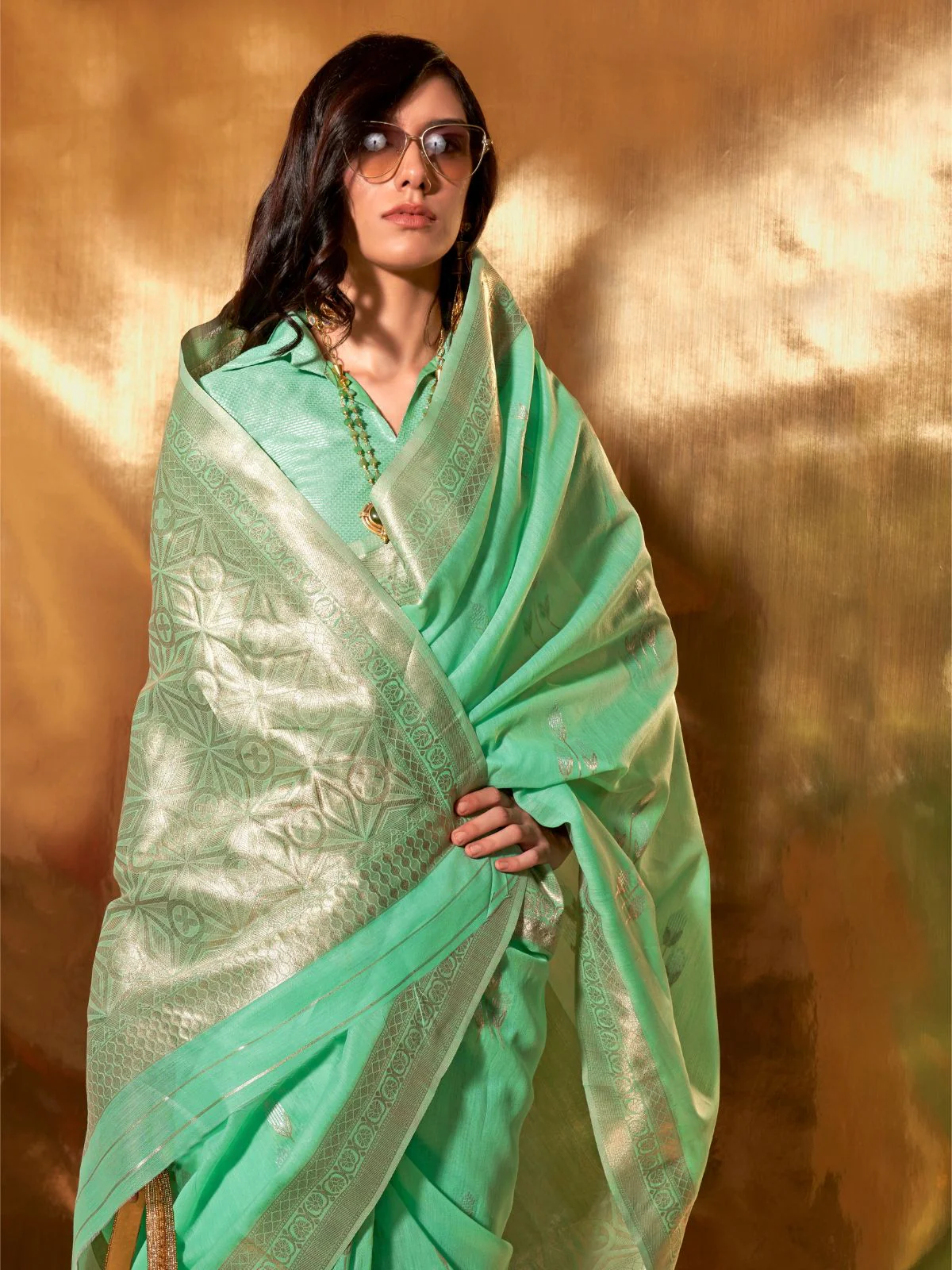 Odette Green Linen Woven Saree With Unstitched Blouse For Women - Image 2