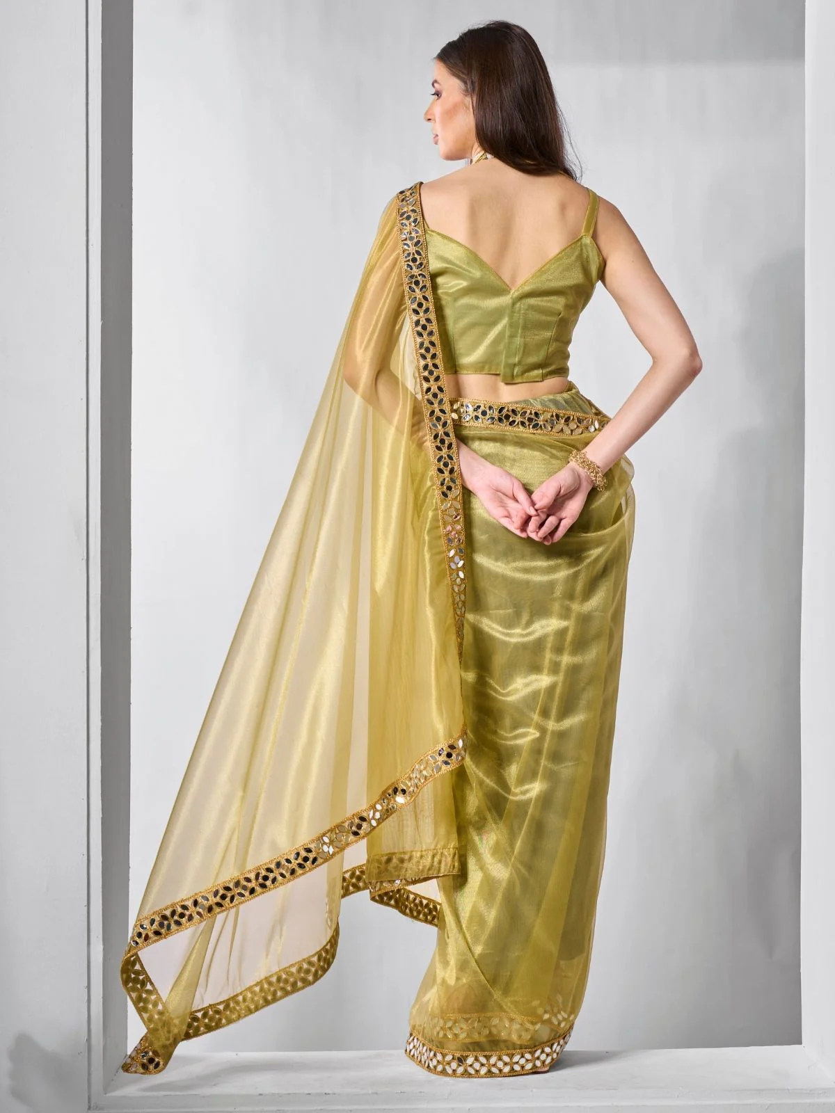 Odette Green Net Solid Saree With Unstitched Blouse For Women - Image 4
