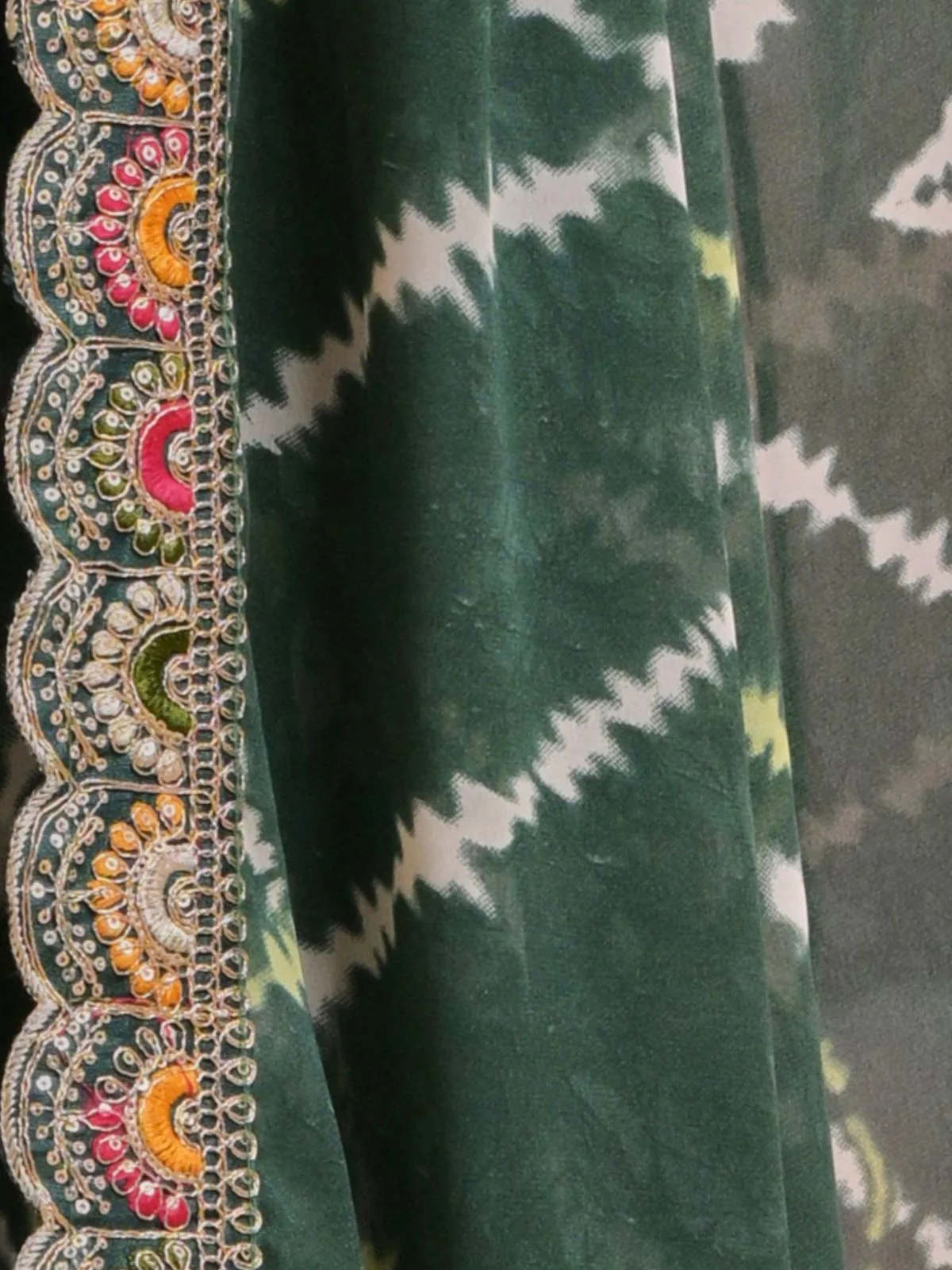 Odette Green Printed Georgette Saree With Unstitched Blouse For Women - Image 8
