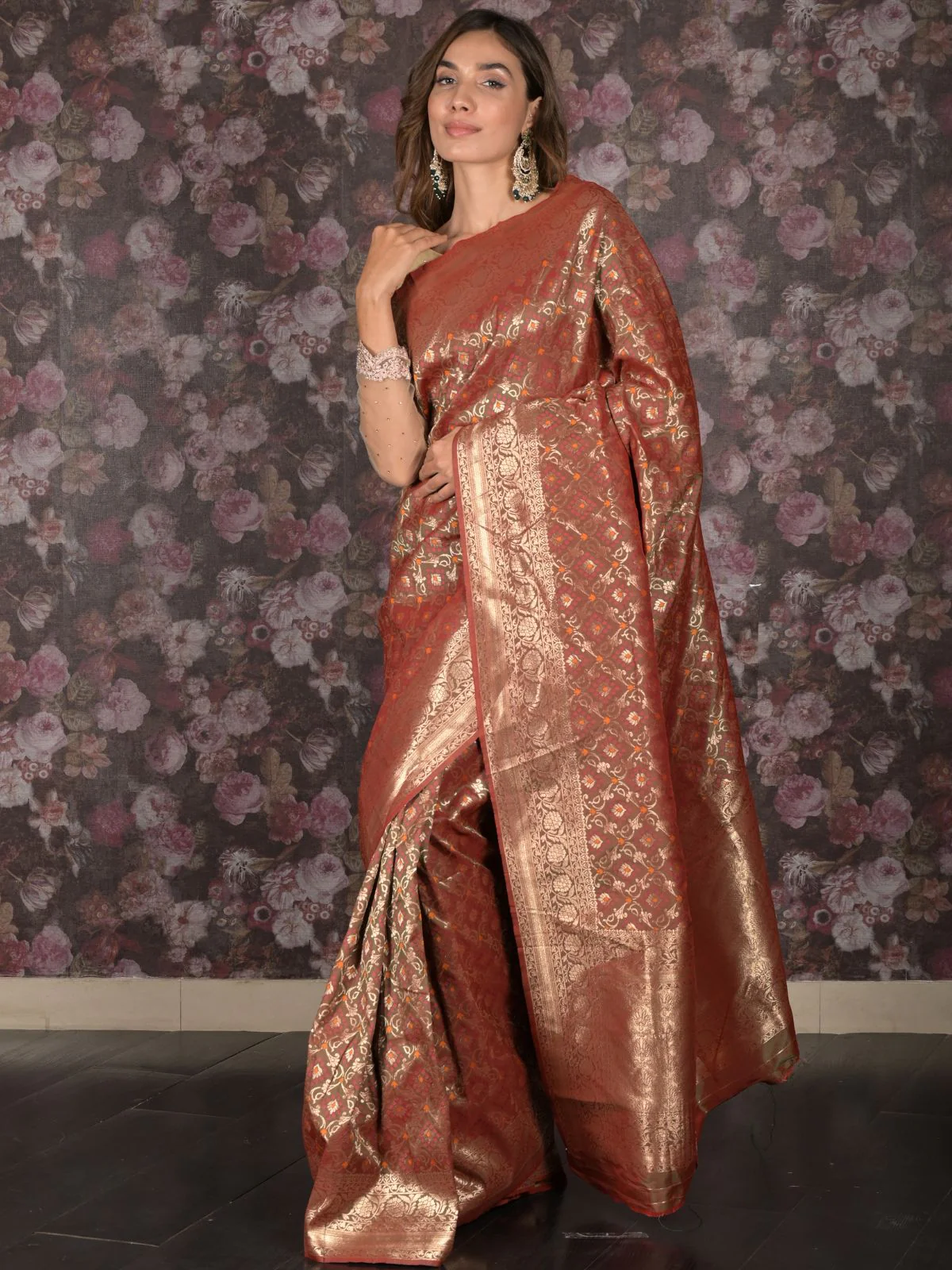 Odette Red Shaded Silk Blend Woven Saree with Unstitched Blouse for Women - Image 3