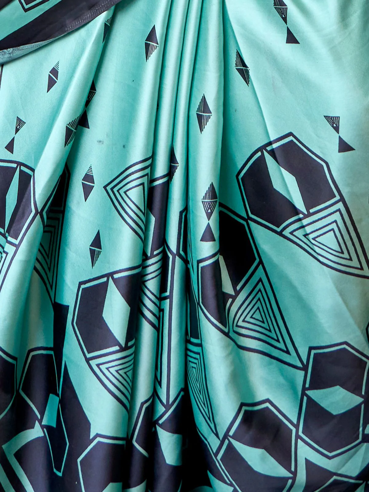 Odette Green Satin Printed Saree With Unstitched Blouse For Women - Image 4