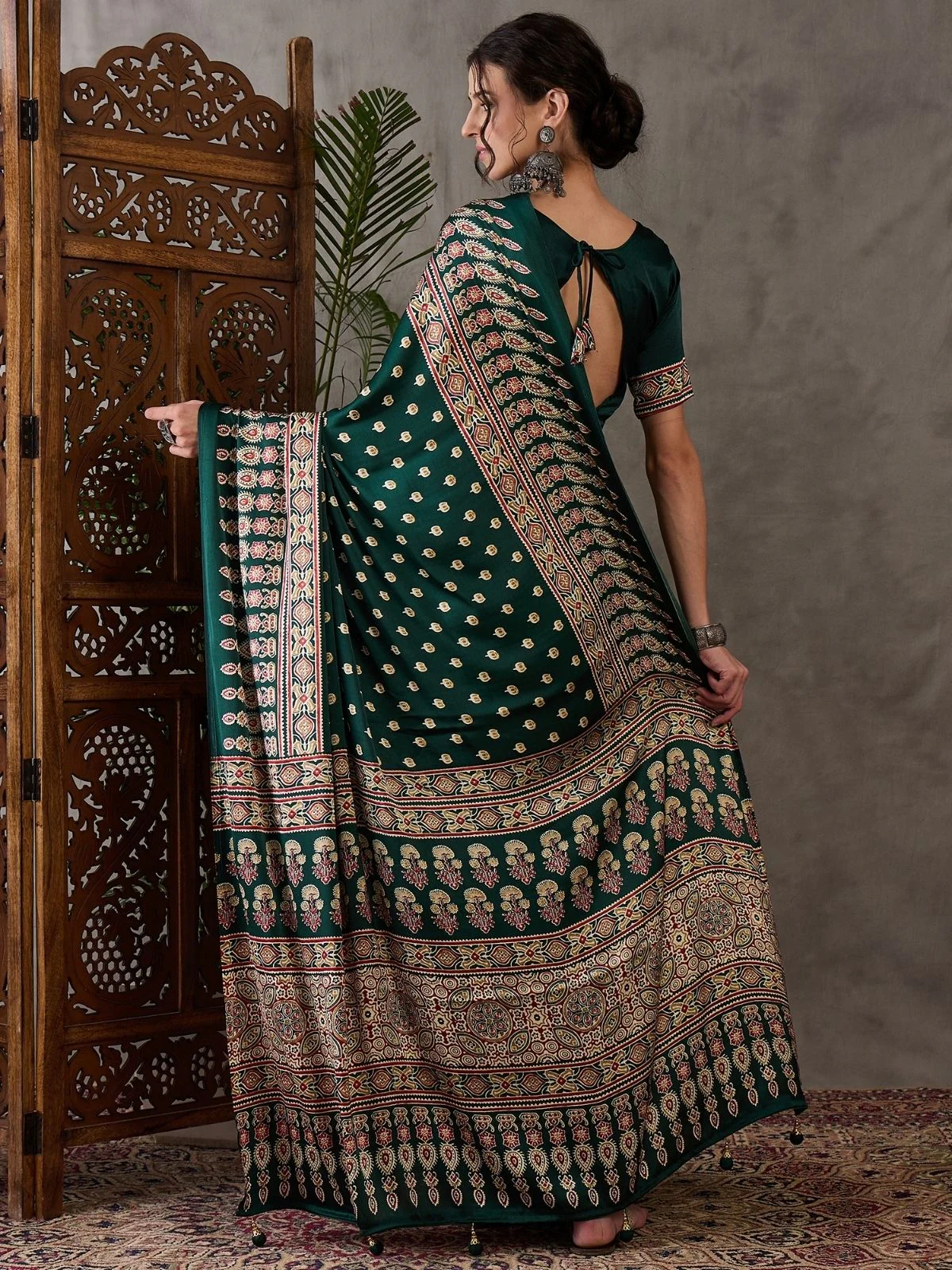 Odette Green Silk Blend Printed Elegant Saree For Women - Image 2