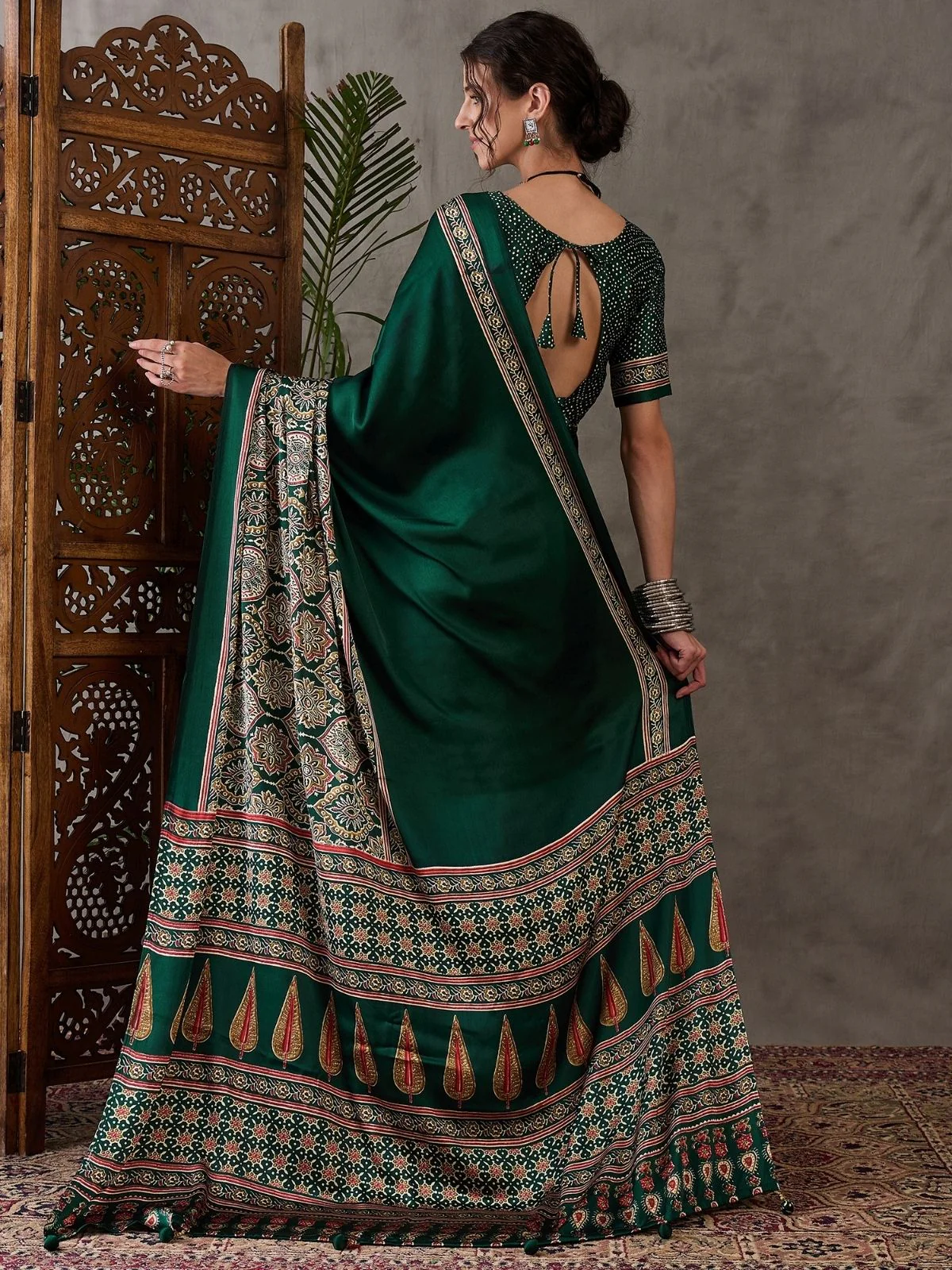 Odette Green Silk Blend Printed Elegant Saree For Women - Image 2
