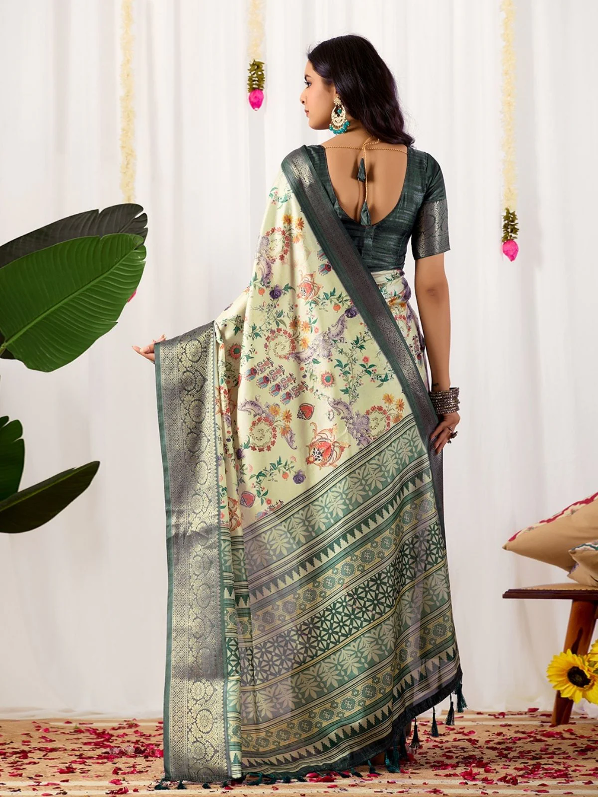 Odette Green Silk Blend Printed Saree For Women - Image 3