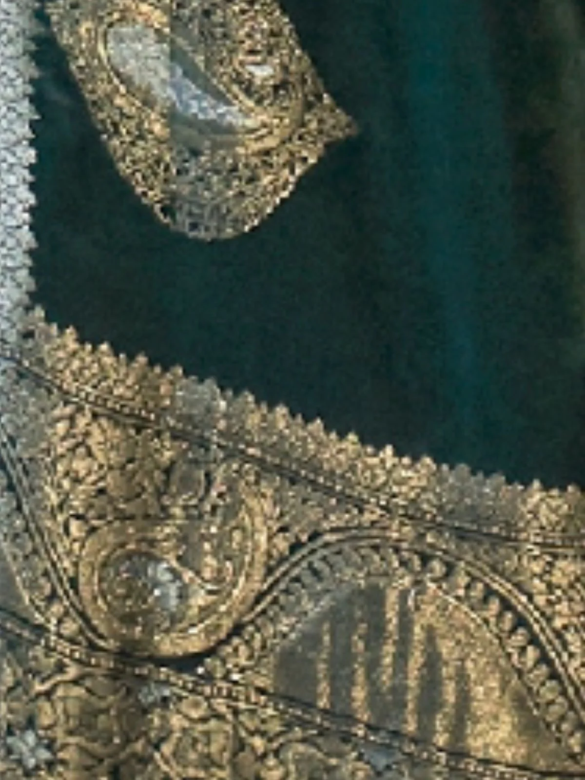 Odette Green Silk Blend Woven Saree With Unstitched Blouse for Women - Image 3