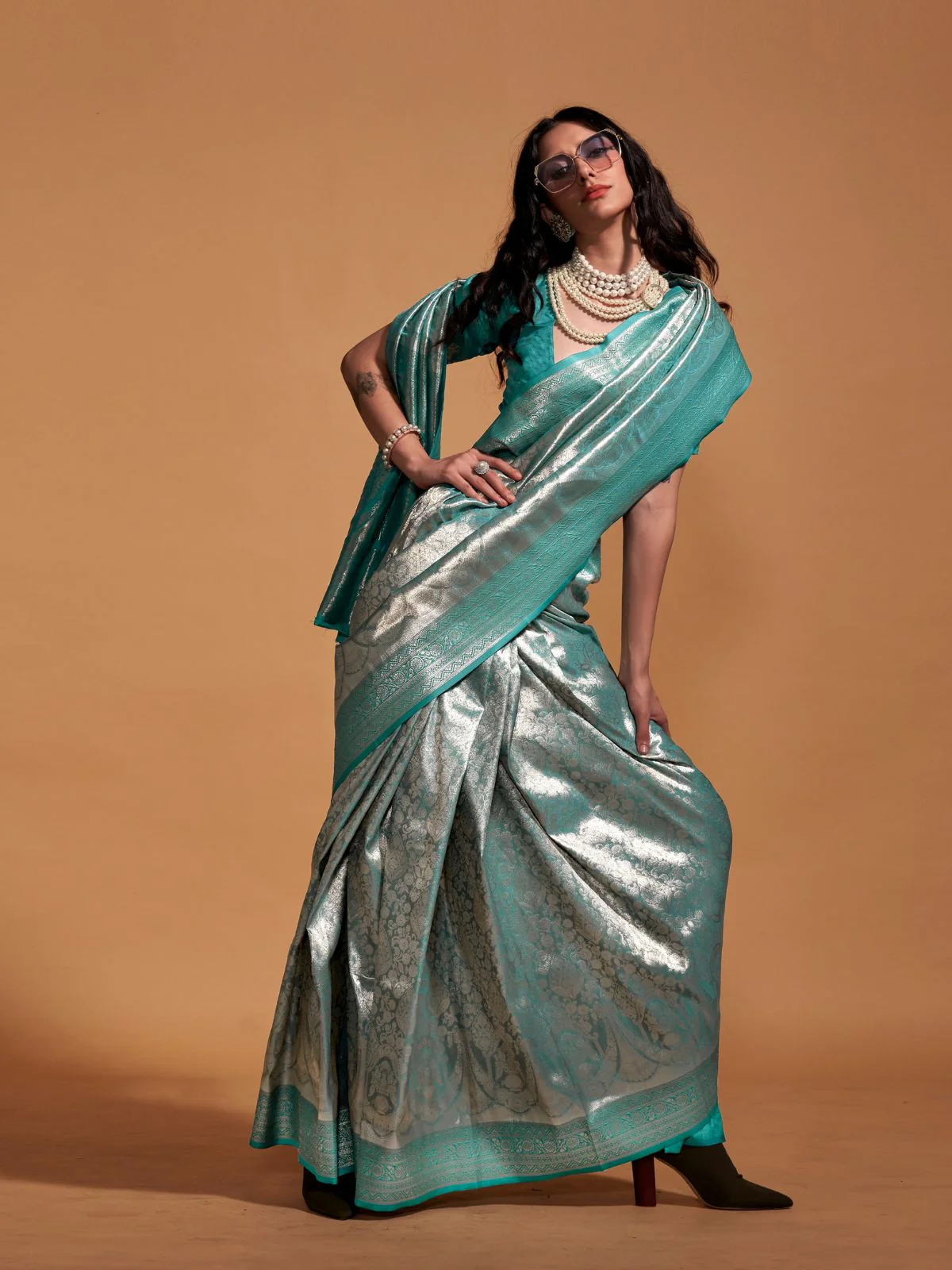 Odette Green Silk Blend Woven Saree With Unstitched Blouse For Women - Image 2