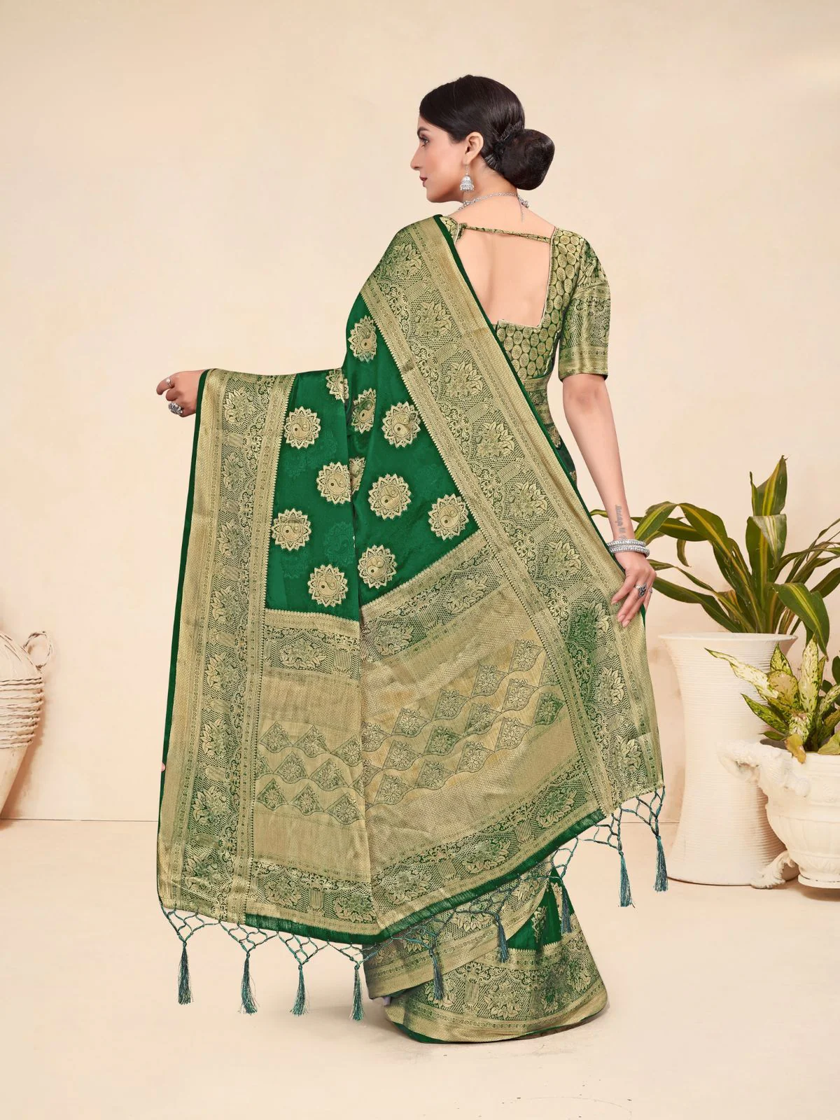 Odette Green Viscose  Woven Saree With Unstitched Blouse For Women - Image 4